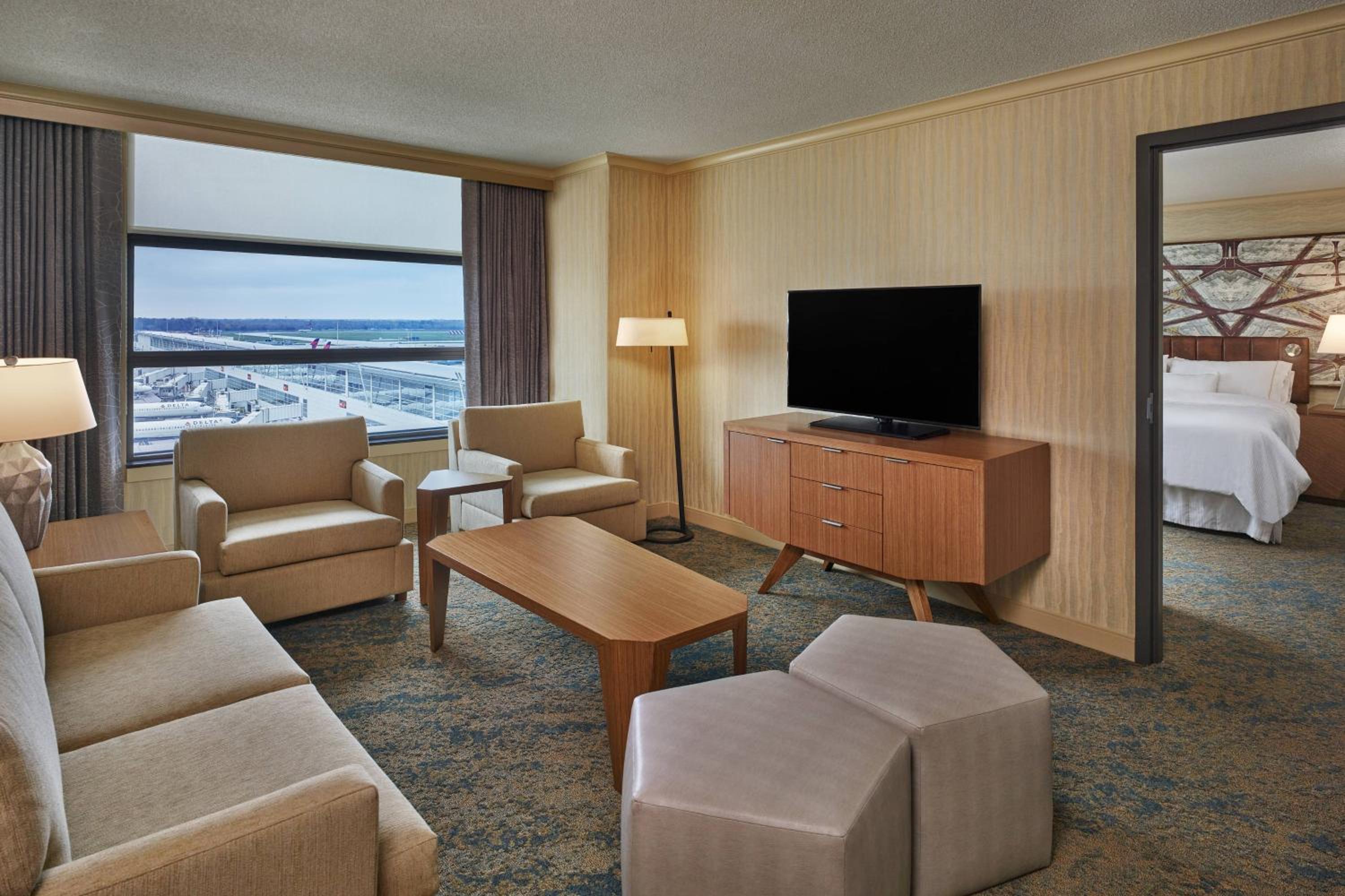 Deluxe Suite, 1 Bedroom Executive Suite, 1 King - Photo 2