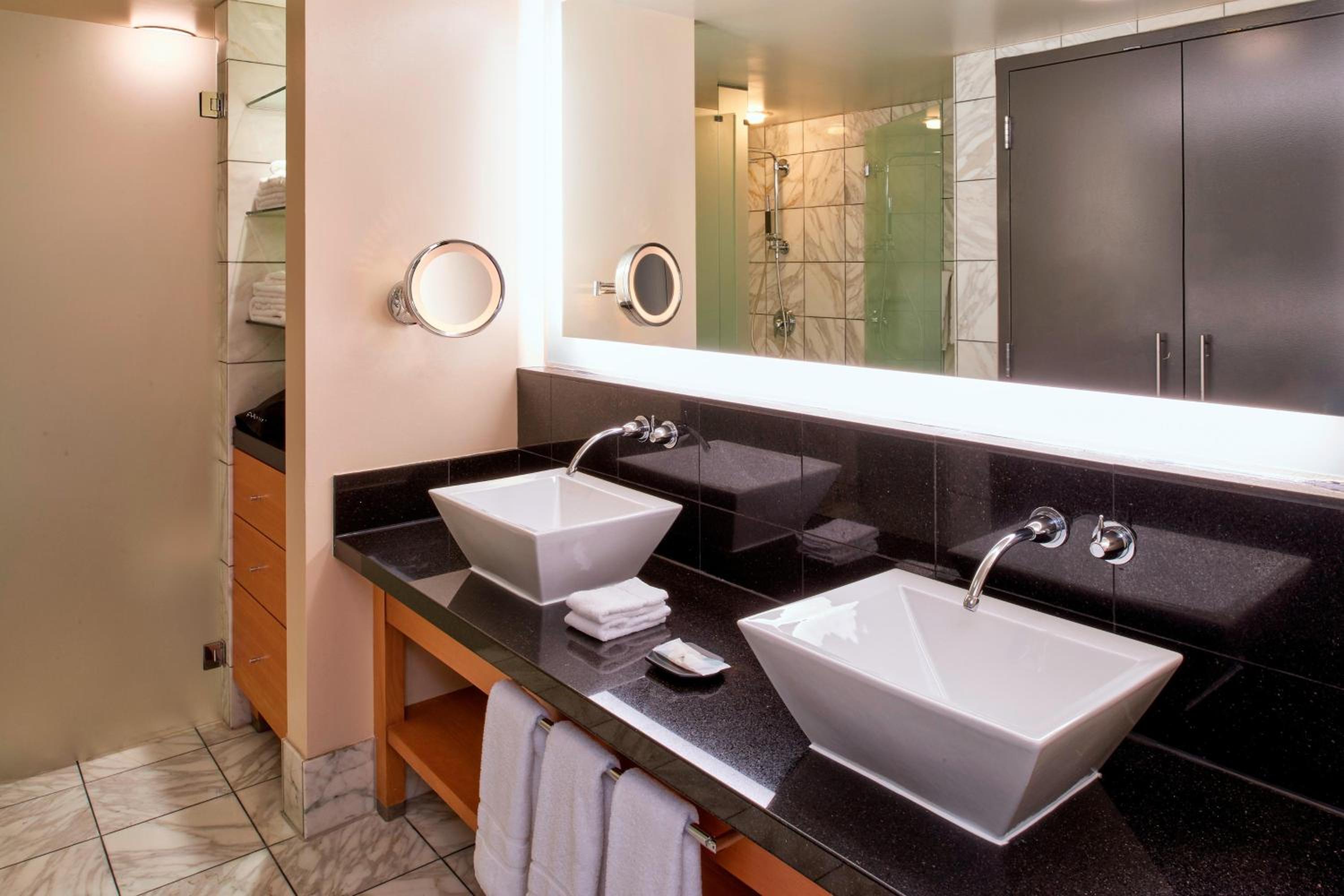 Club Suite, Club level, 1 Bedroom Executive Suite, 1 King - Photo 2