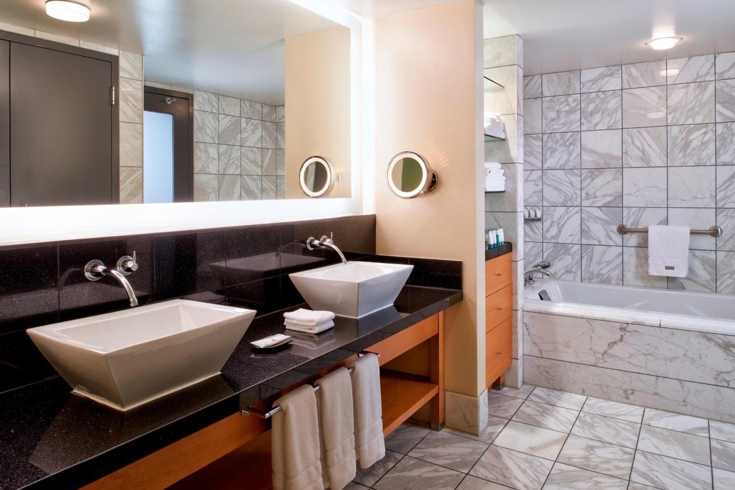 Club Suite, Club level, 1 Bedroom Executive Suite, 1 King - Photo 3