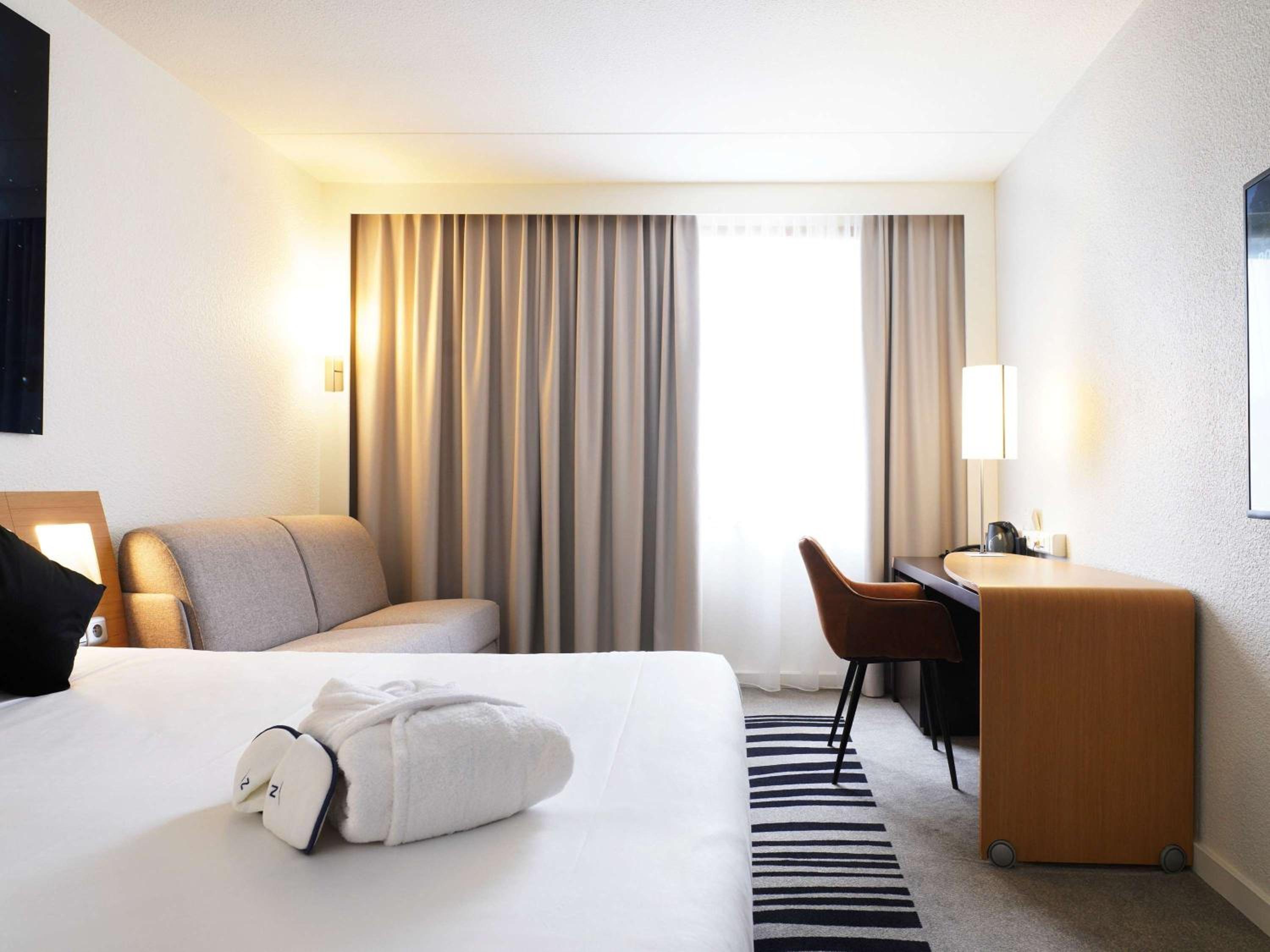 Executive Double Room with Sofa Bed - Photo 11