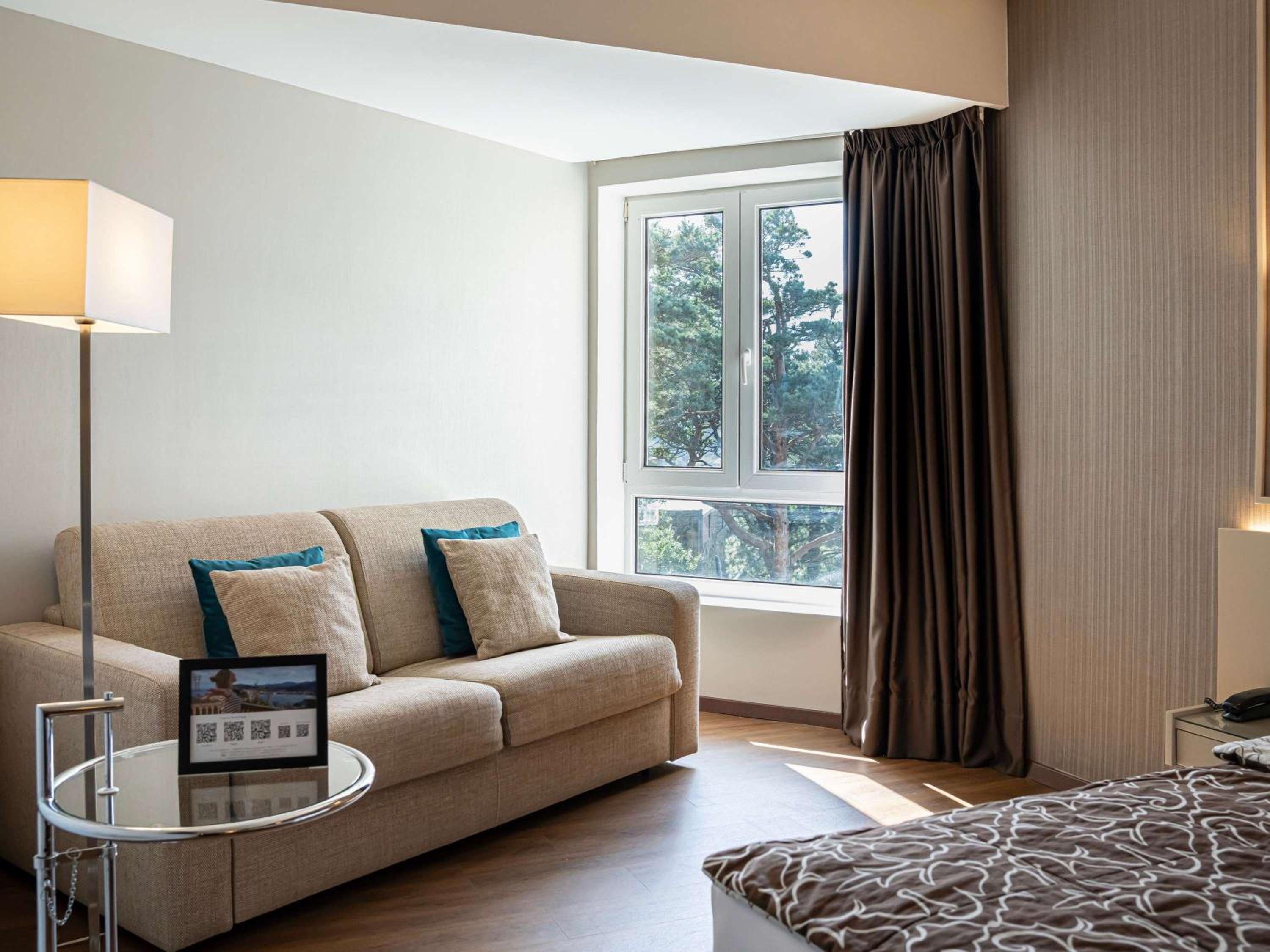 Standard Twin Room with Sofa and mountain view - Photo 4