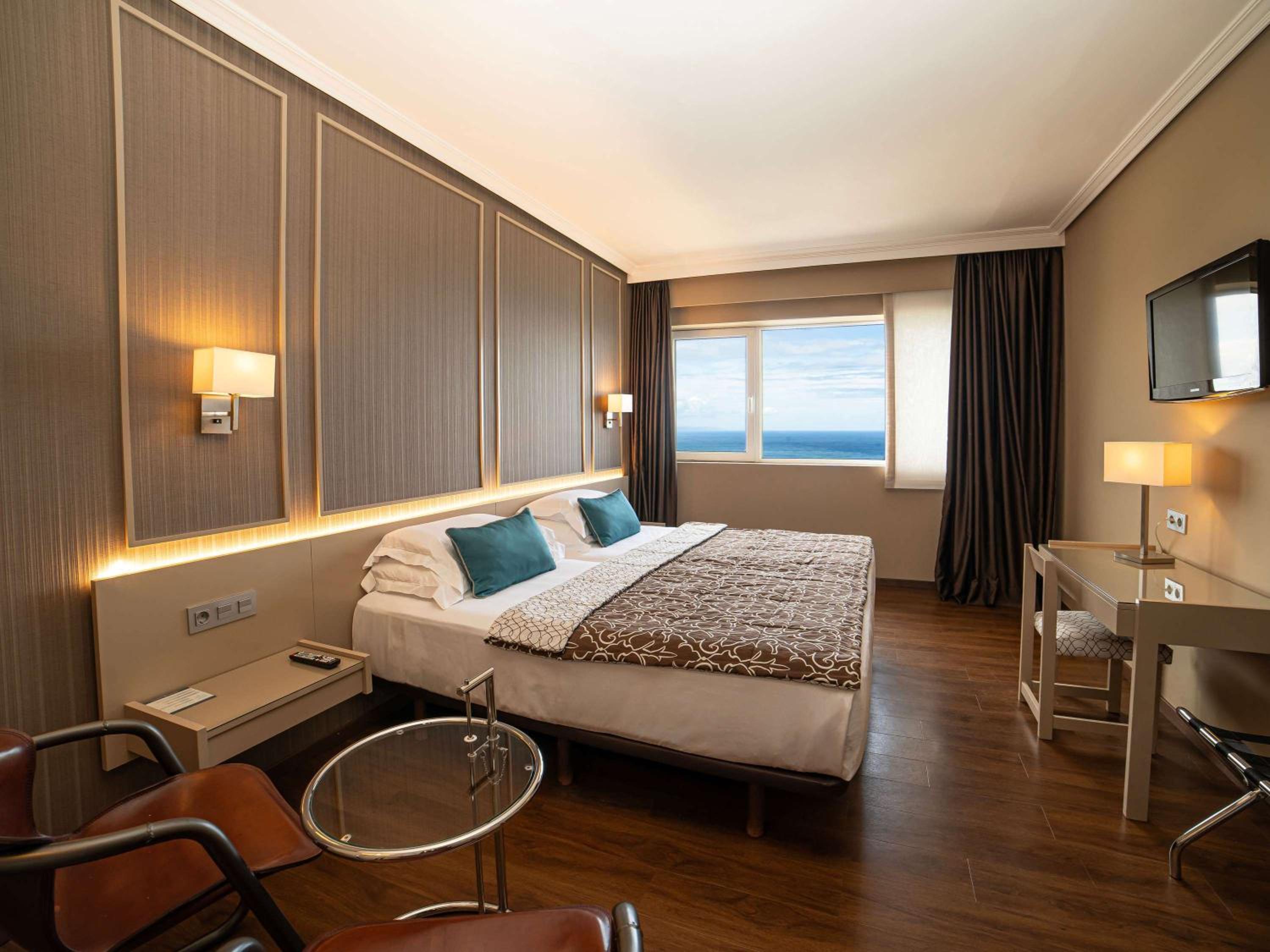 Standard Twin Room with Sea View - Photo 10
