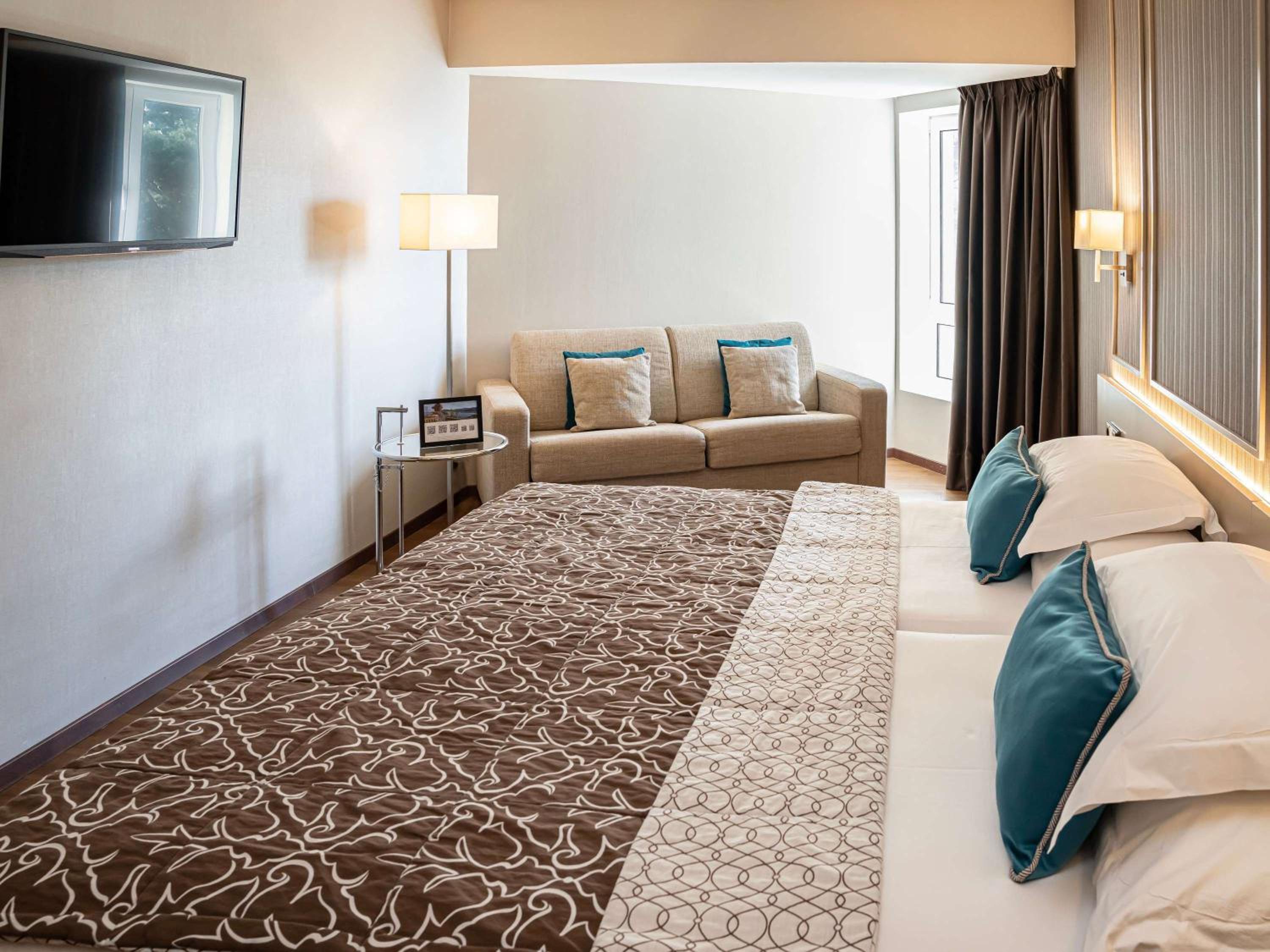 Standard Twin Room with Sofa and mountain view - Photo 5