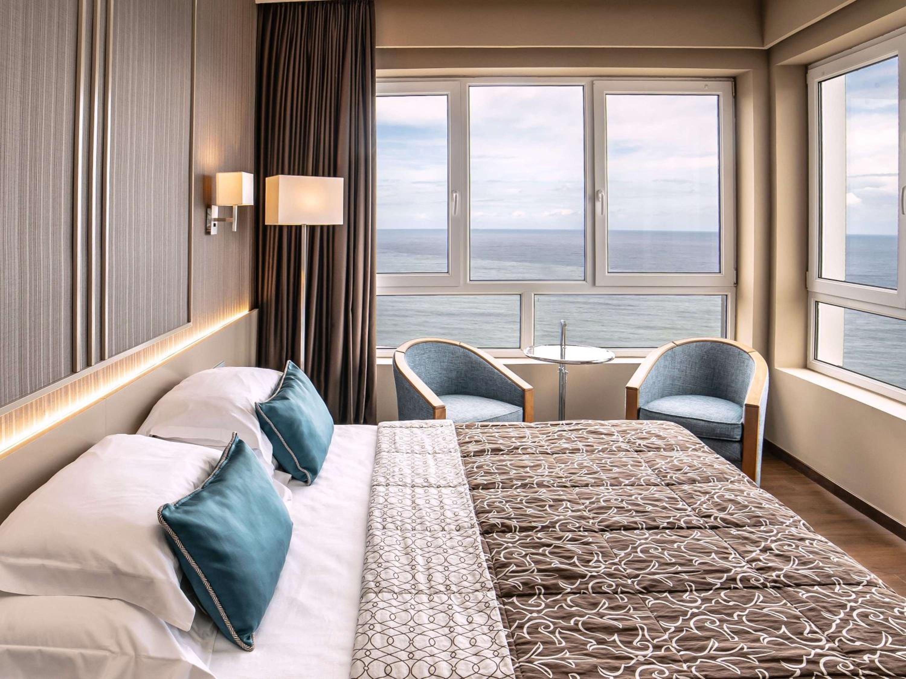 Standard Twin Room with Sea View - Photo 11
