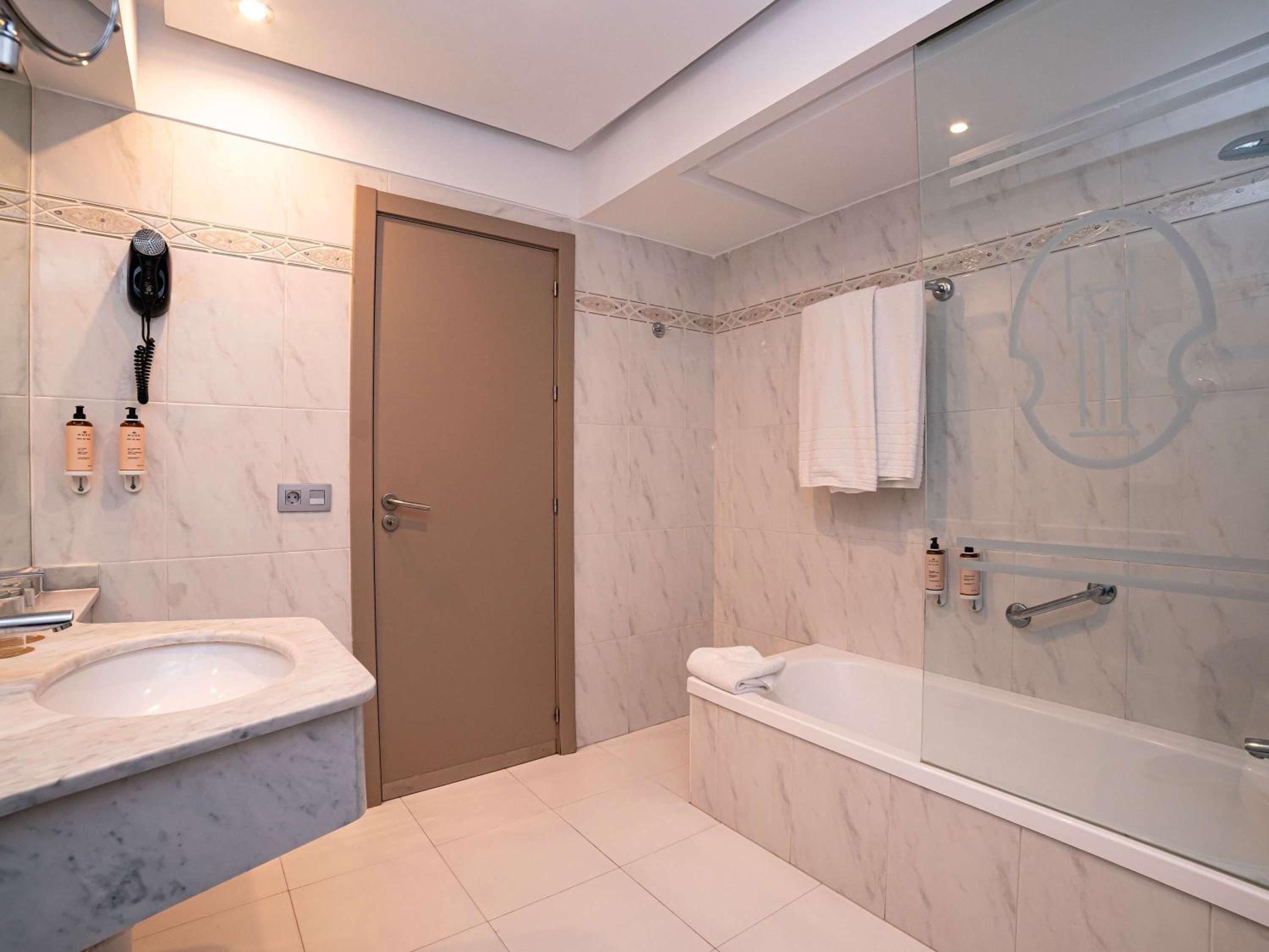 Standard Twin Room with Sea View - Photo 9