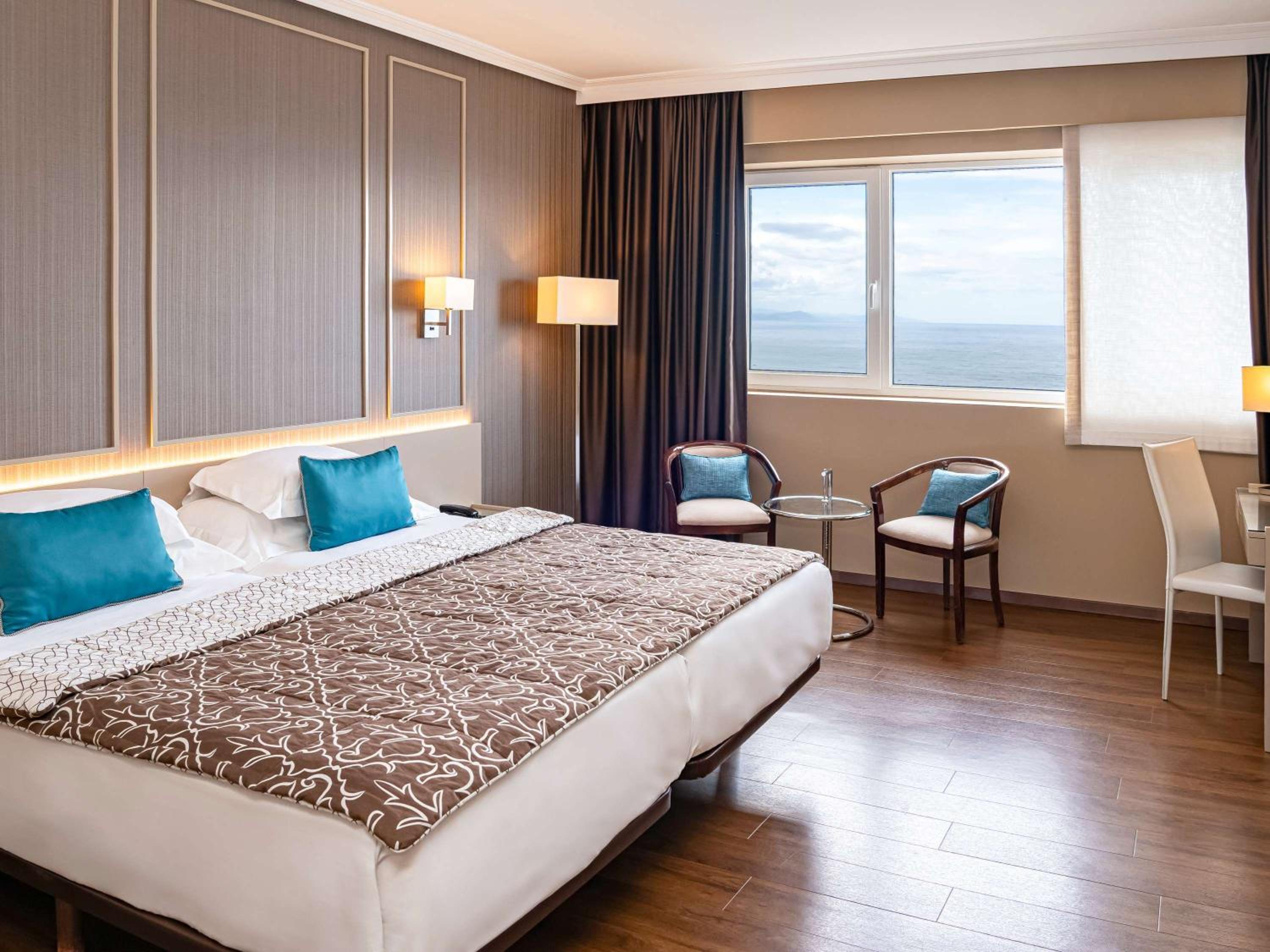 Standard Twin Room with Sea View - Photo 12