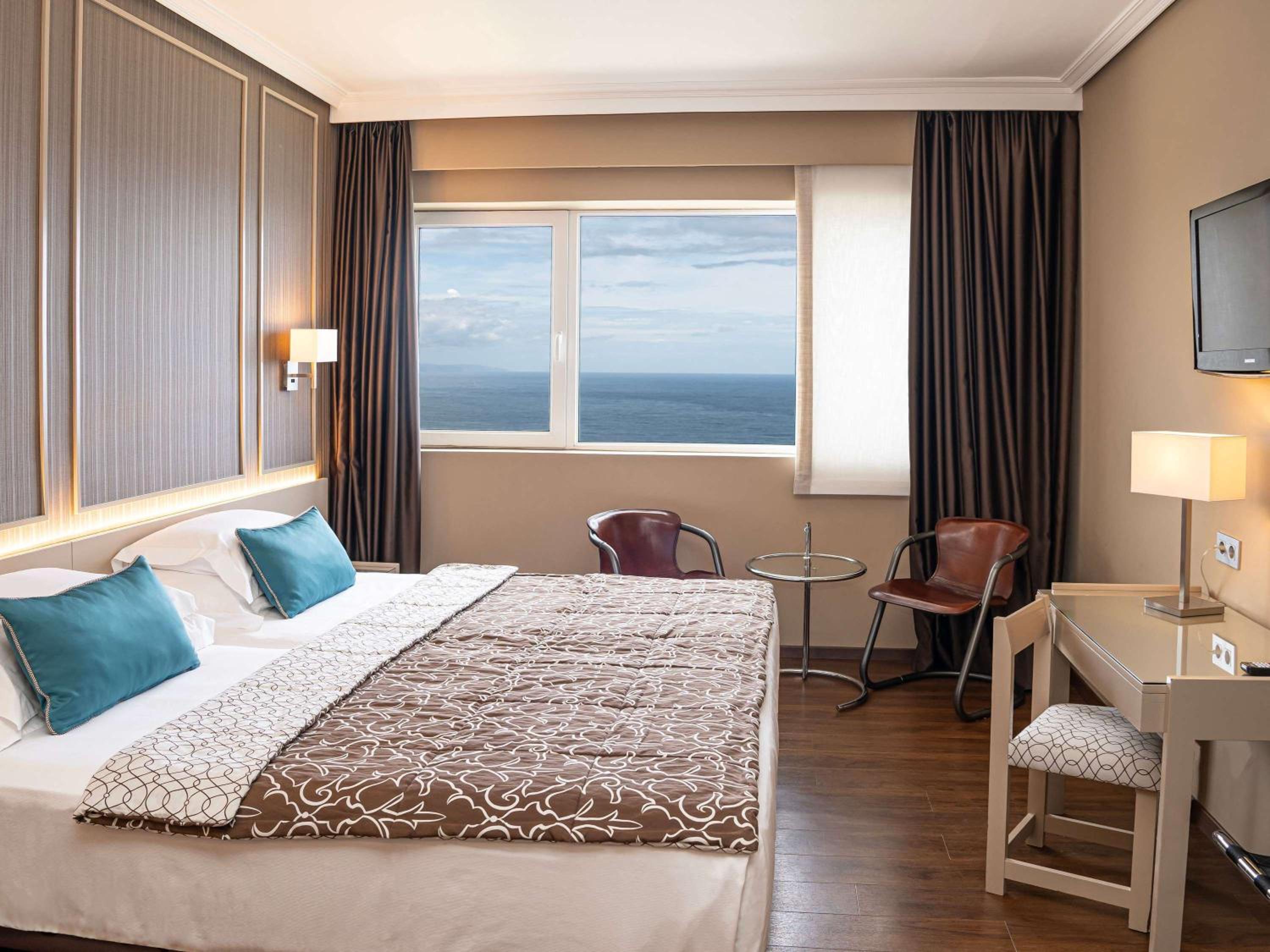 Standard Twin Room with Sea View - Photo 2