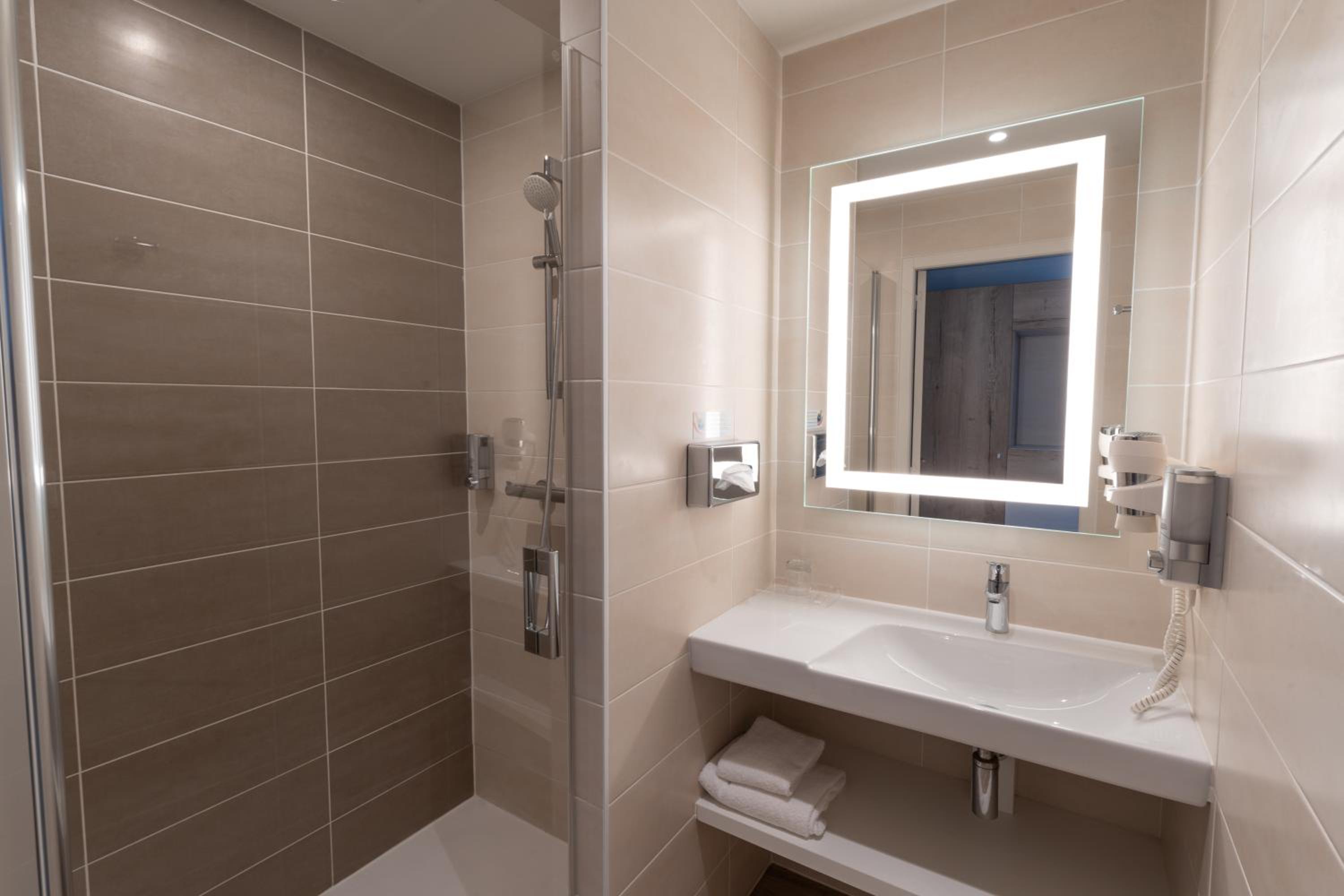 Standard Quadruple Room - Photo 3