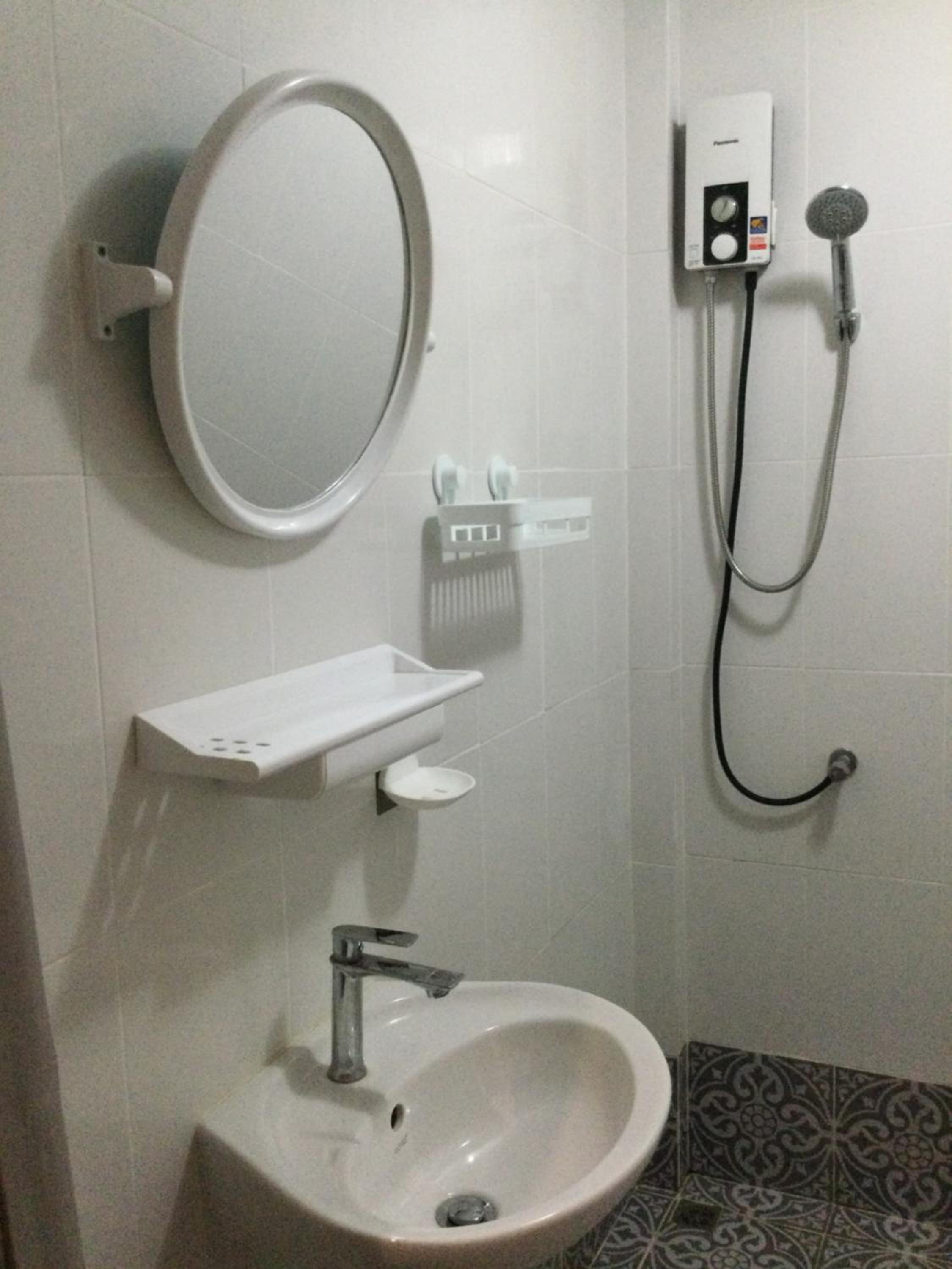 Twin Room with Private Bathroom photo 2