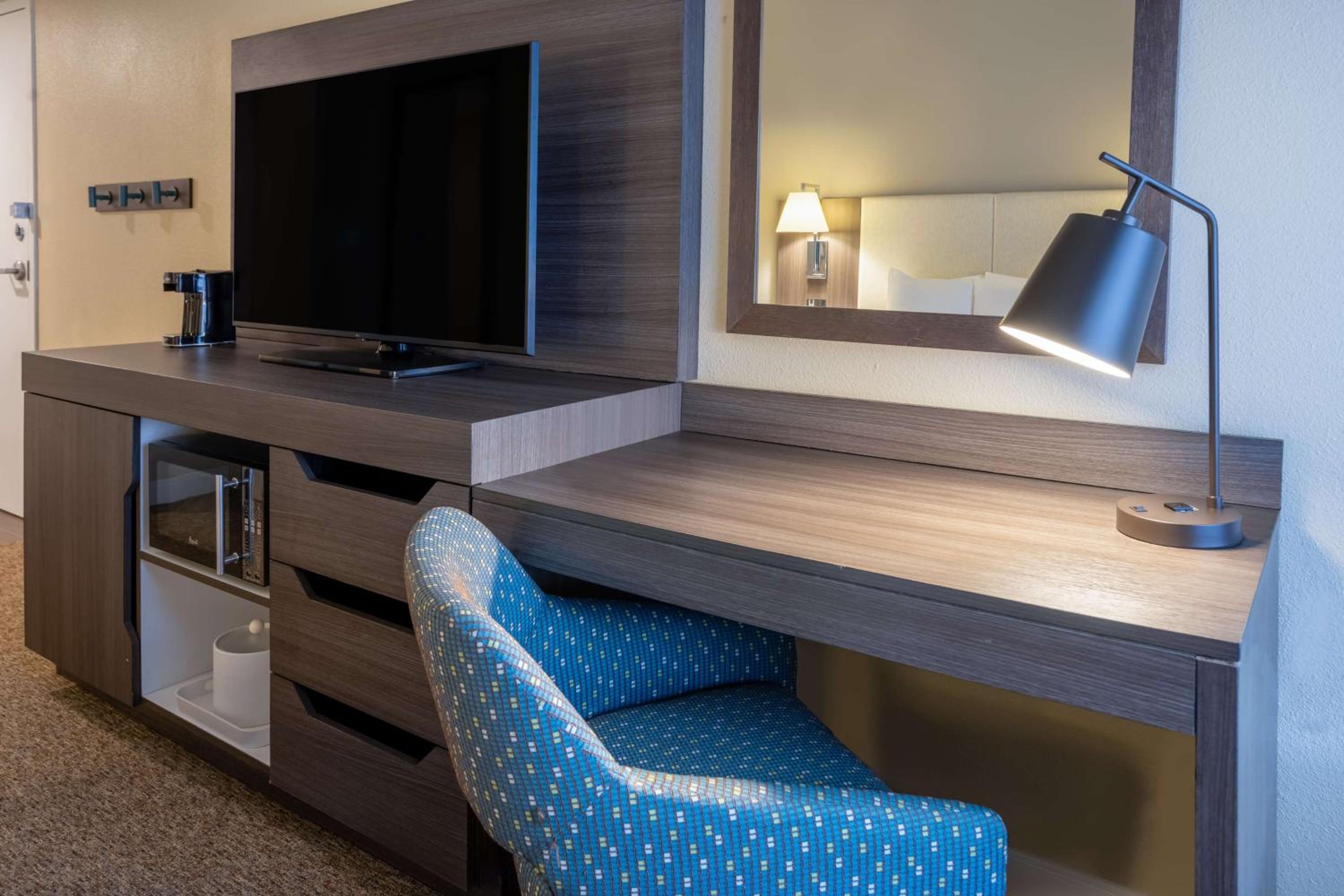 One-Bedroom King Suite with Fireplace - Non-Smoking  - Photo 1