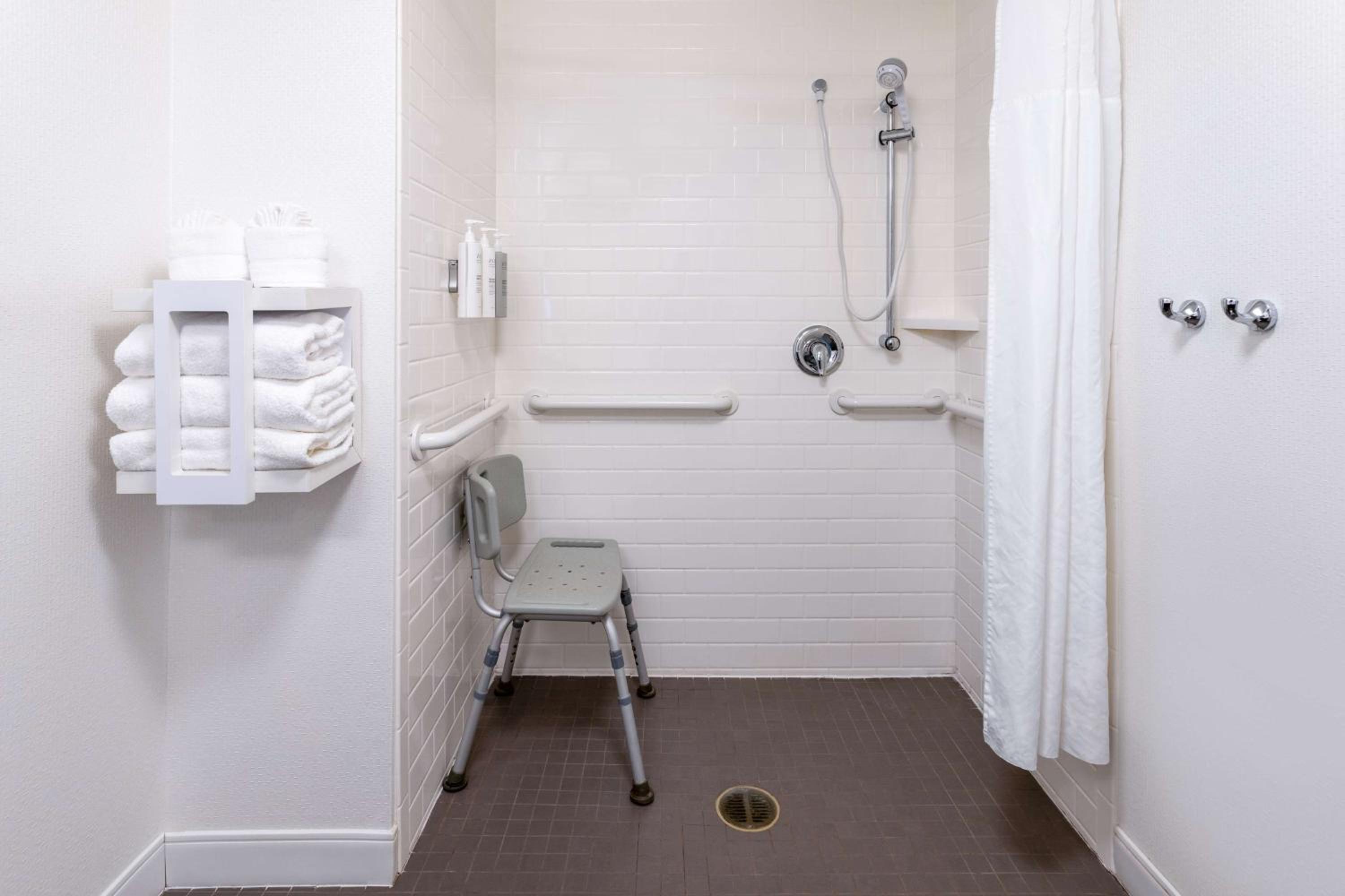 Queen Room with Roll-In Shower - Mobility Access/Non-Smoking - Photo 2