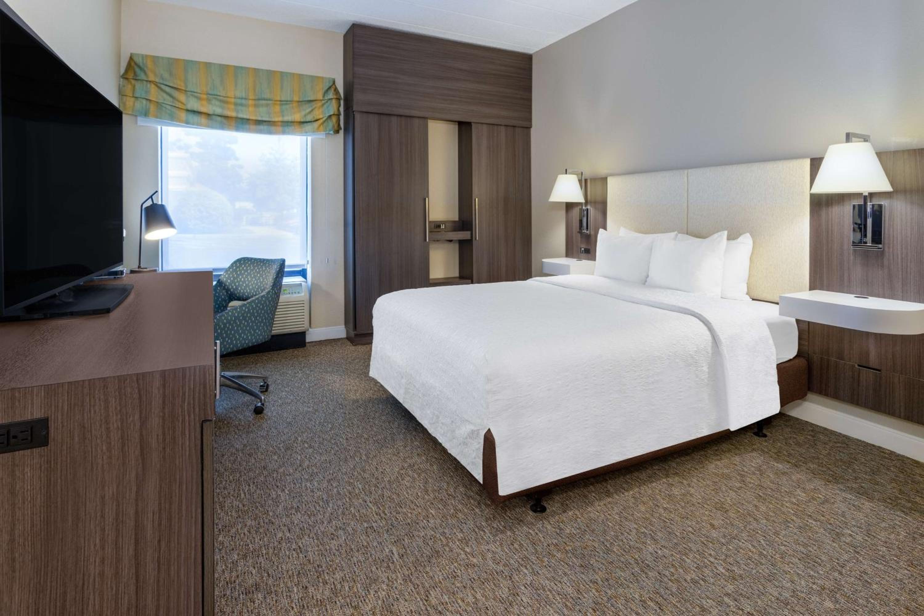 Queen Room with Roll-In Shower - Mobility Access/Non-Smoking - Photo 3