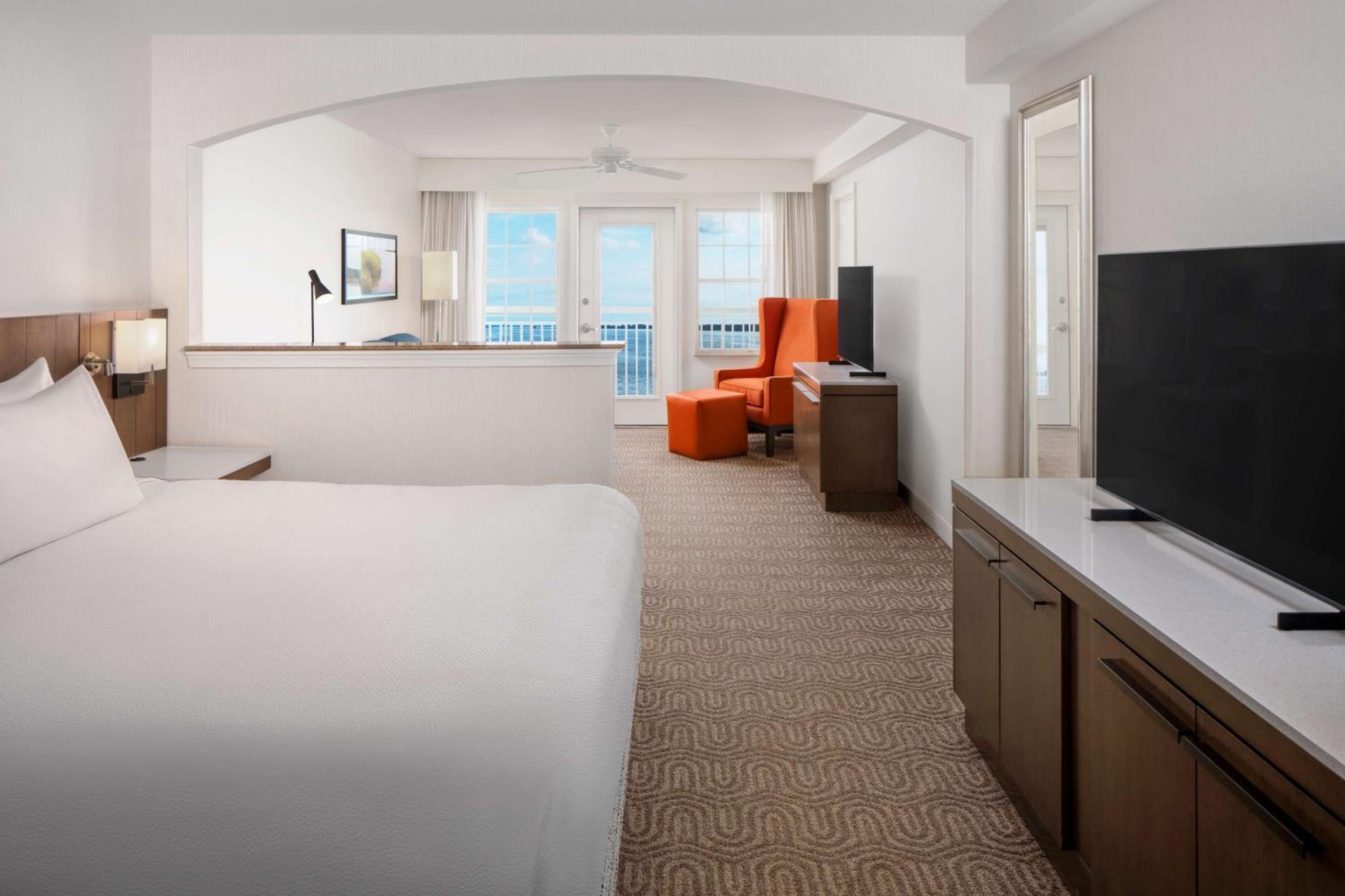 Junior King Suite with Sofa Bed and Balcony - Bayfront - Photo 5