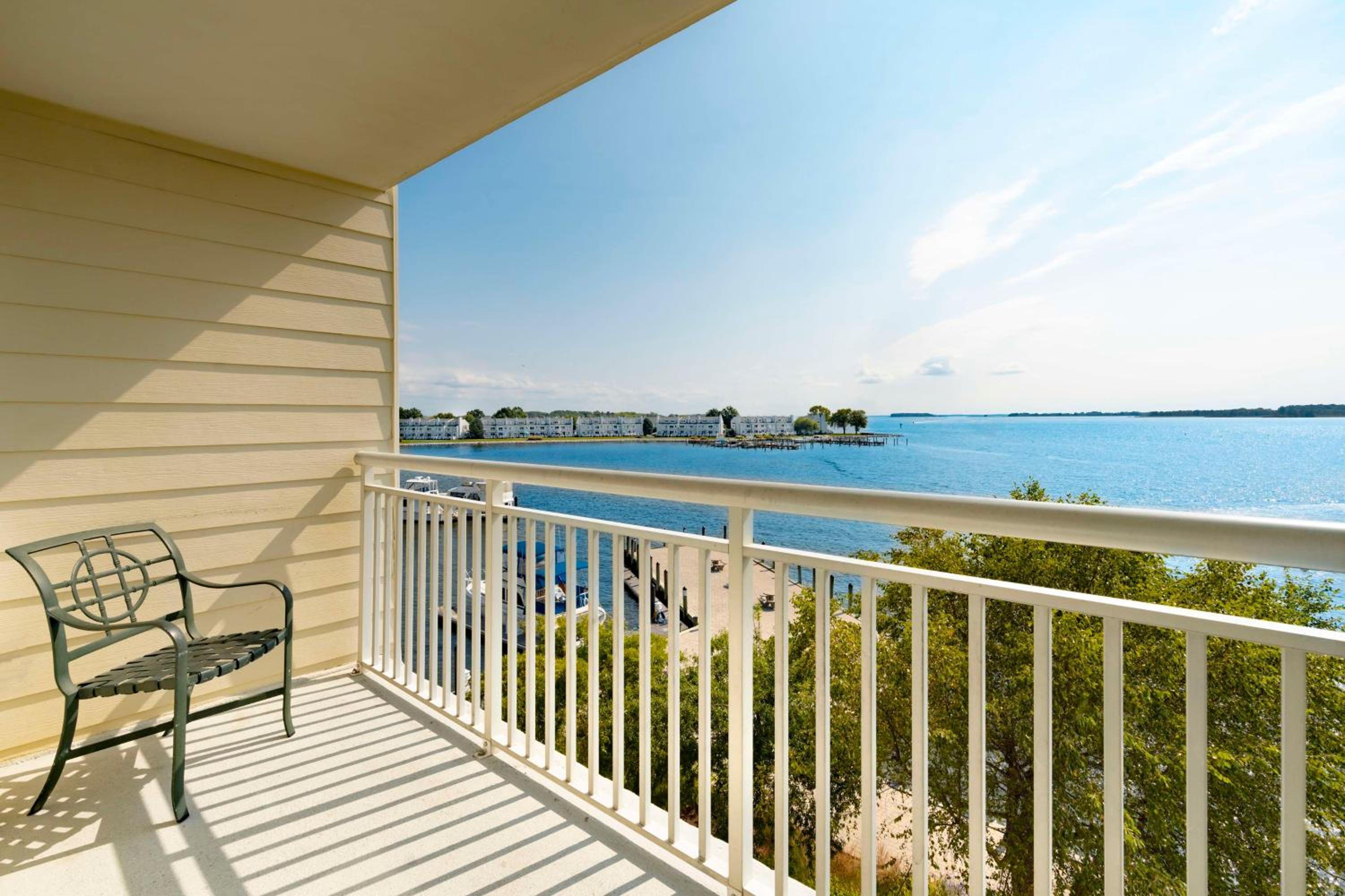 One-Bedroom Queen Suite with Sofa Bed - Bayfront - Photo 4