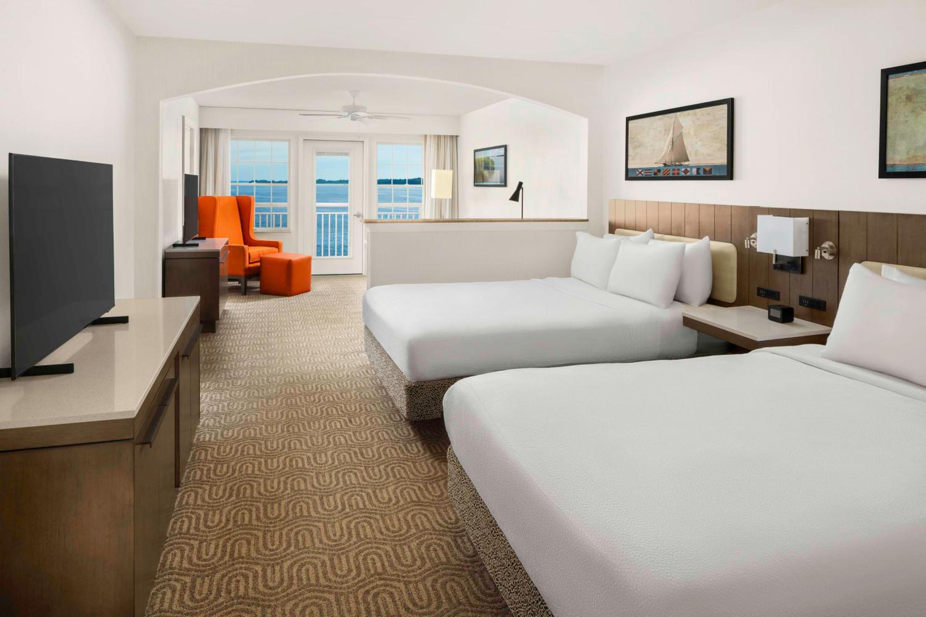 Junior Queen Suite with Sofa Bed and Balcony - Bayfront - Photo 4
