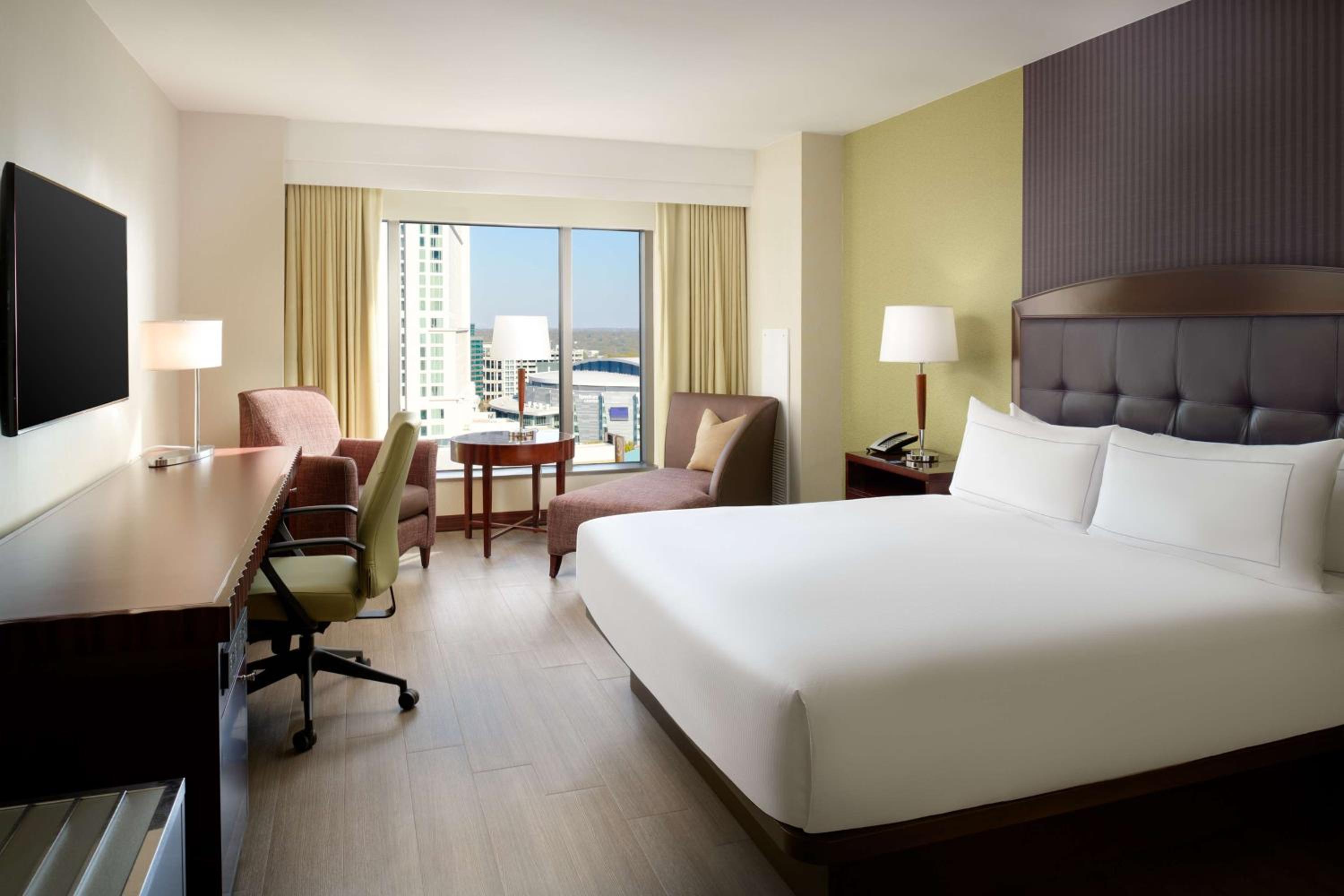 King Room with Bath Tub and City View - Mobility/Hearing Access - Photo 3