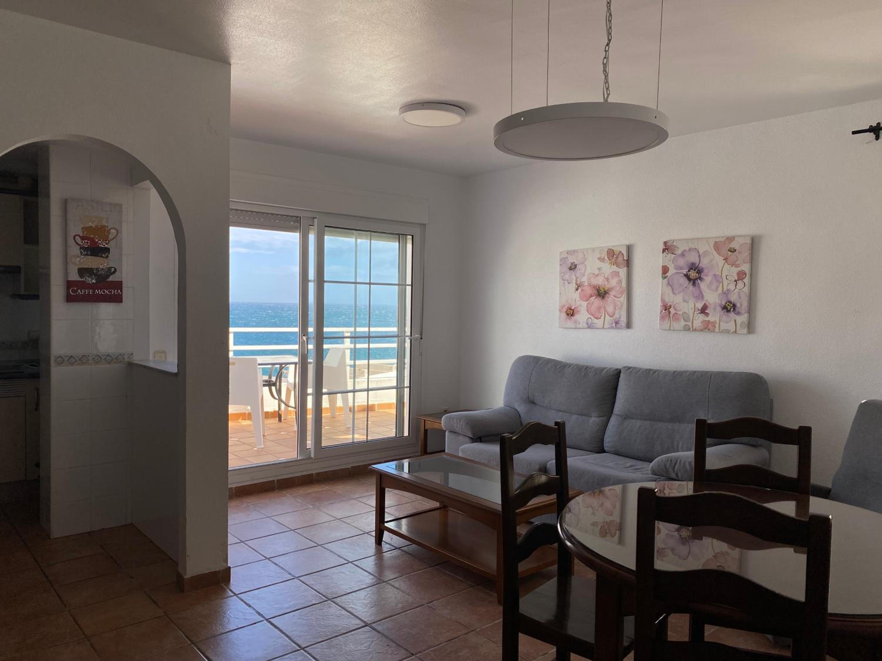 Apartamento clásico de dos dormitorios con vista al mar