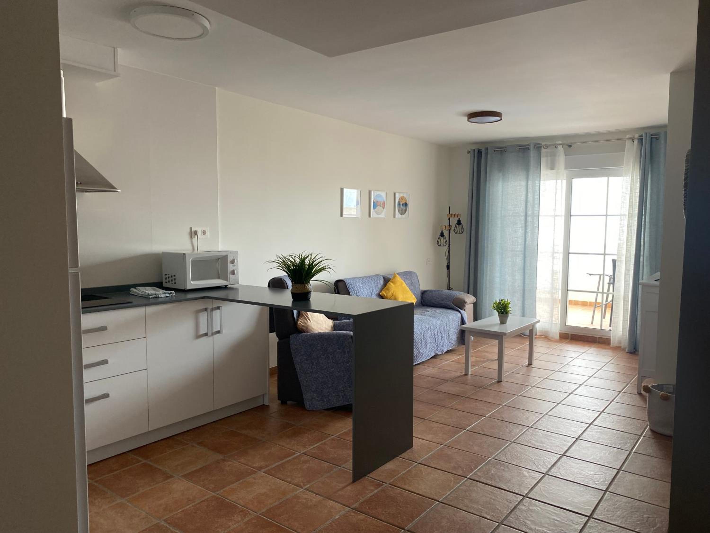 Apartamento moderno de dos habitaciones con terraza.