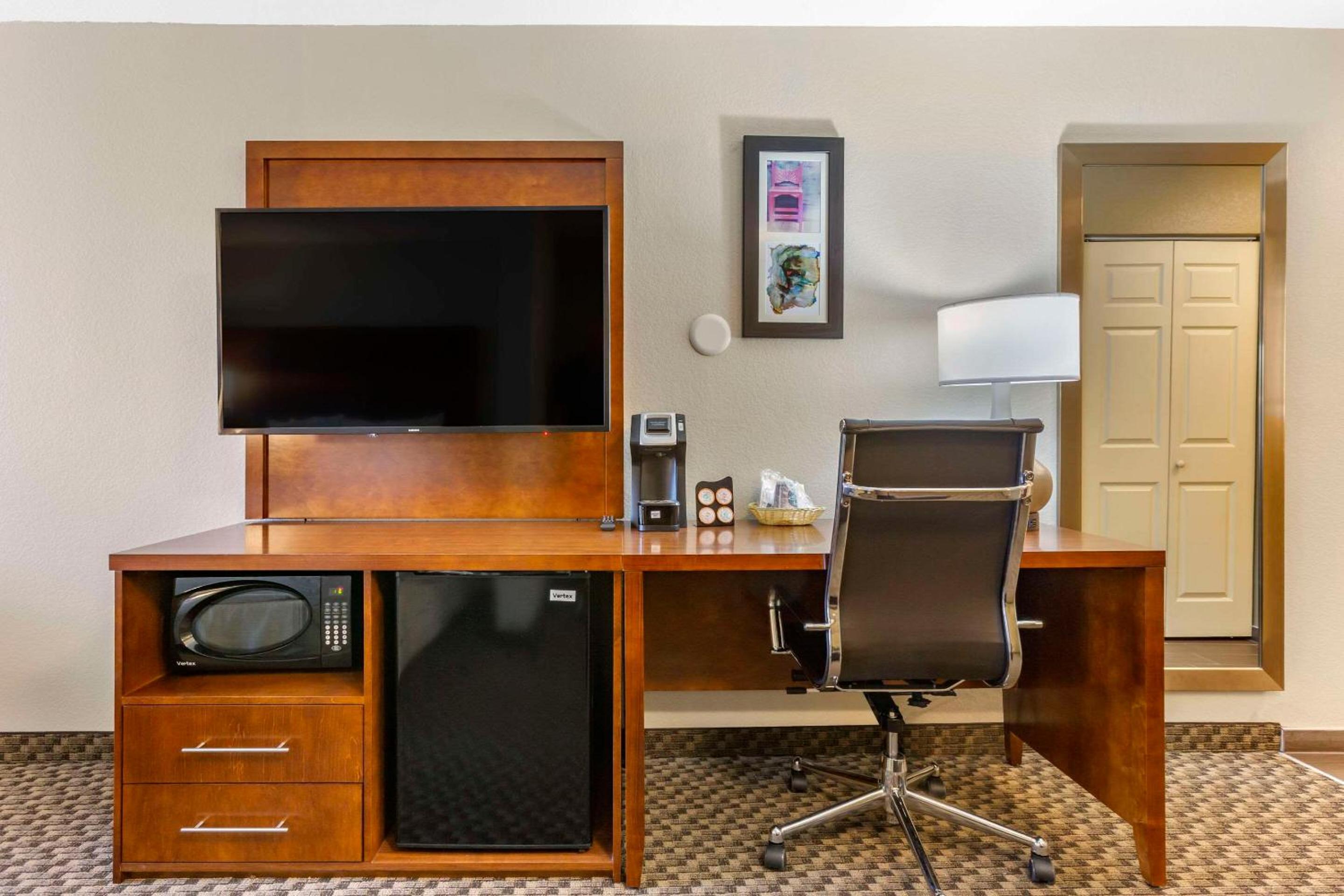 Queen Suite with Two Queen Beds and Sofa - Non-Smoking photo 3