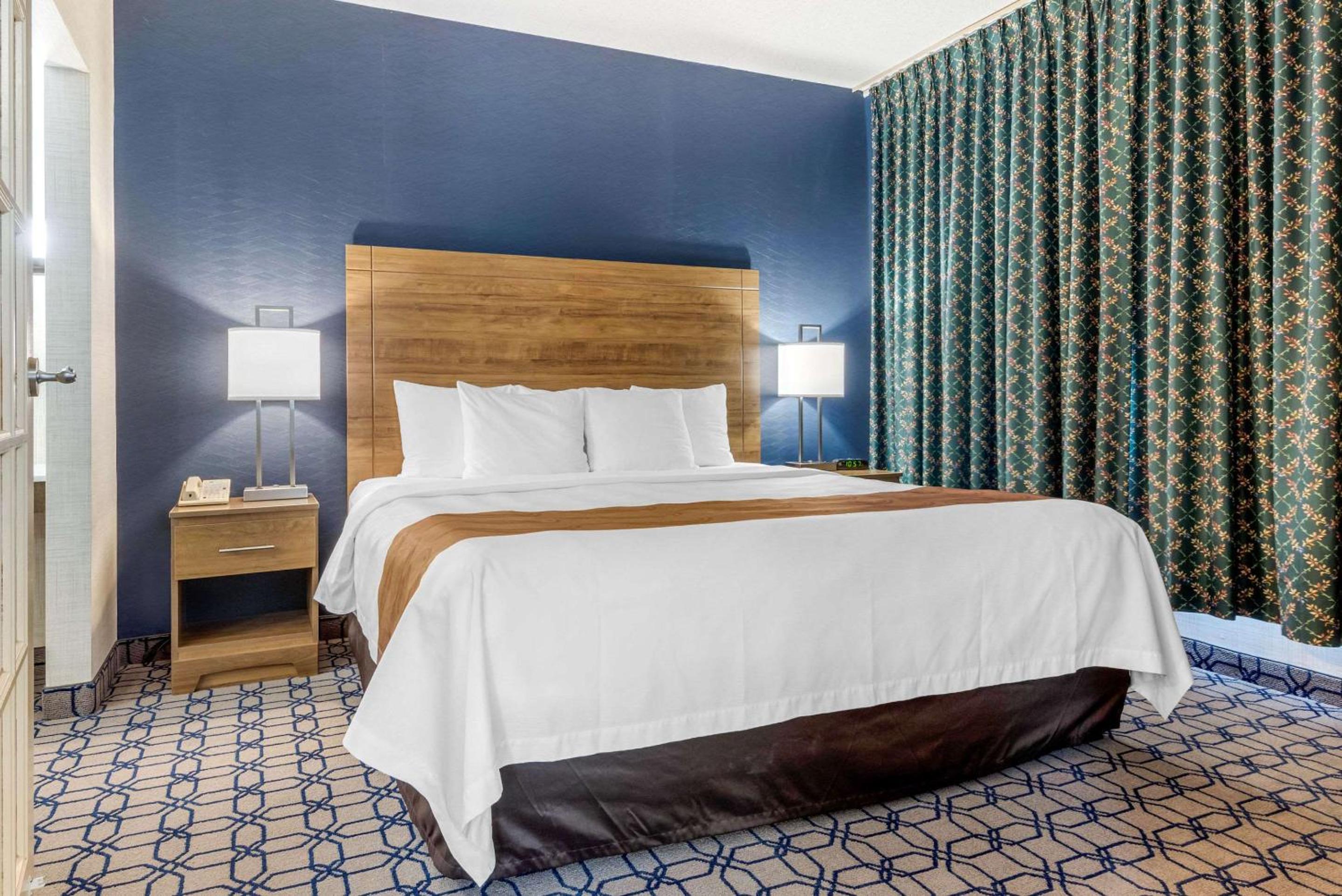 King Suite with Extra Bed - Photo 3