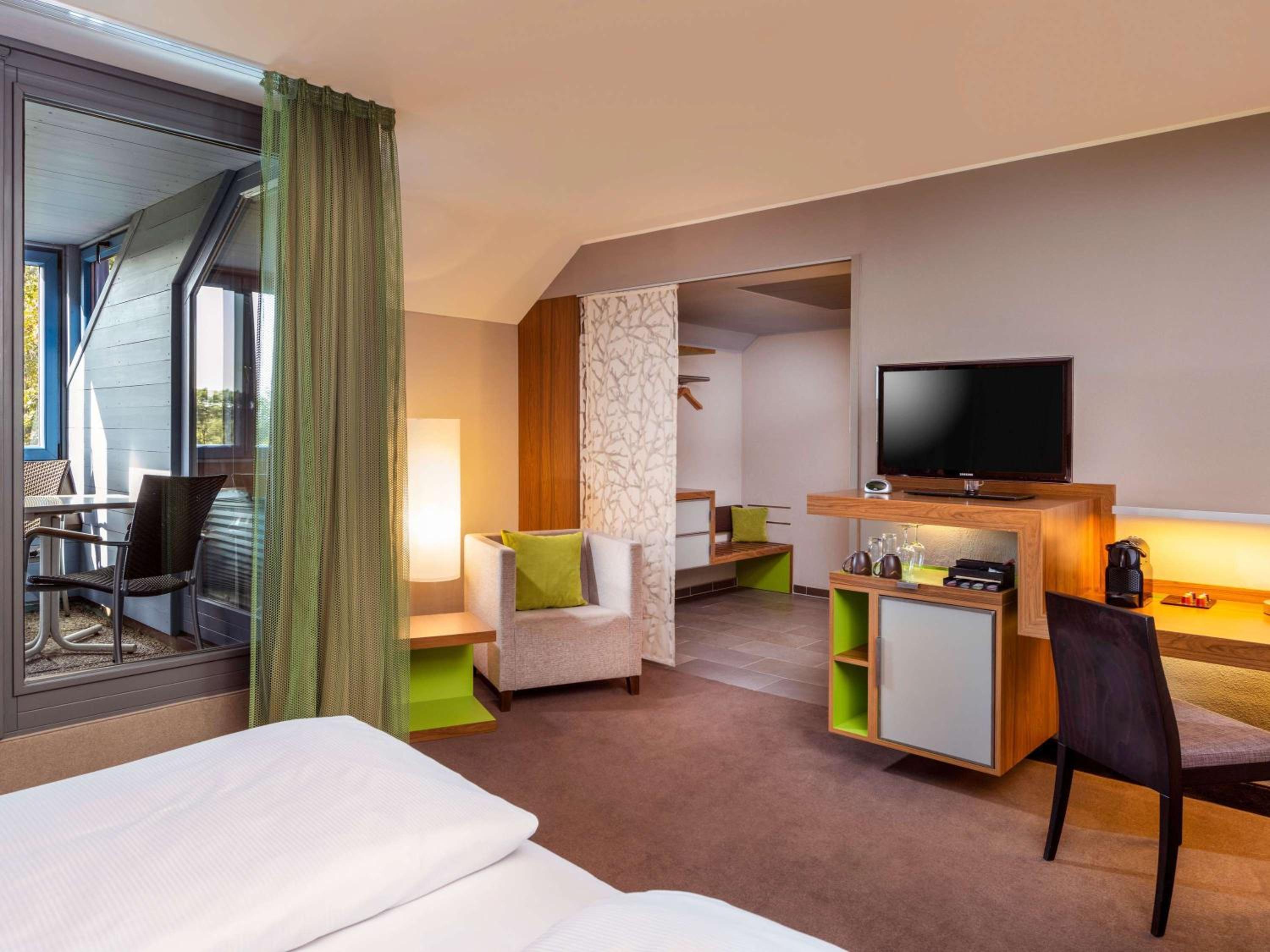 Premium King Room - Photo 9