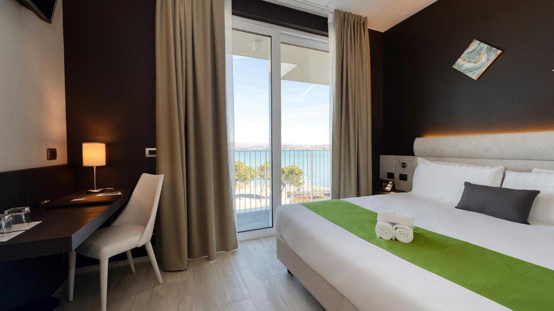 Superior Double or Twin Room with Lake View - Photo 1