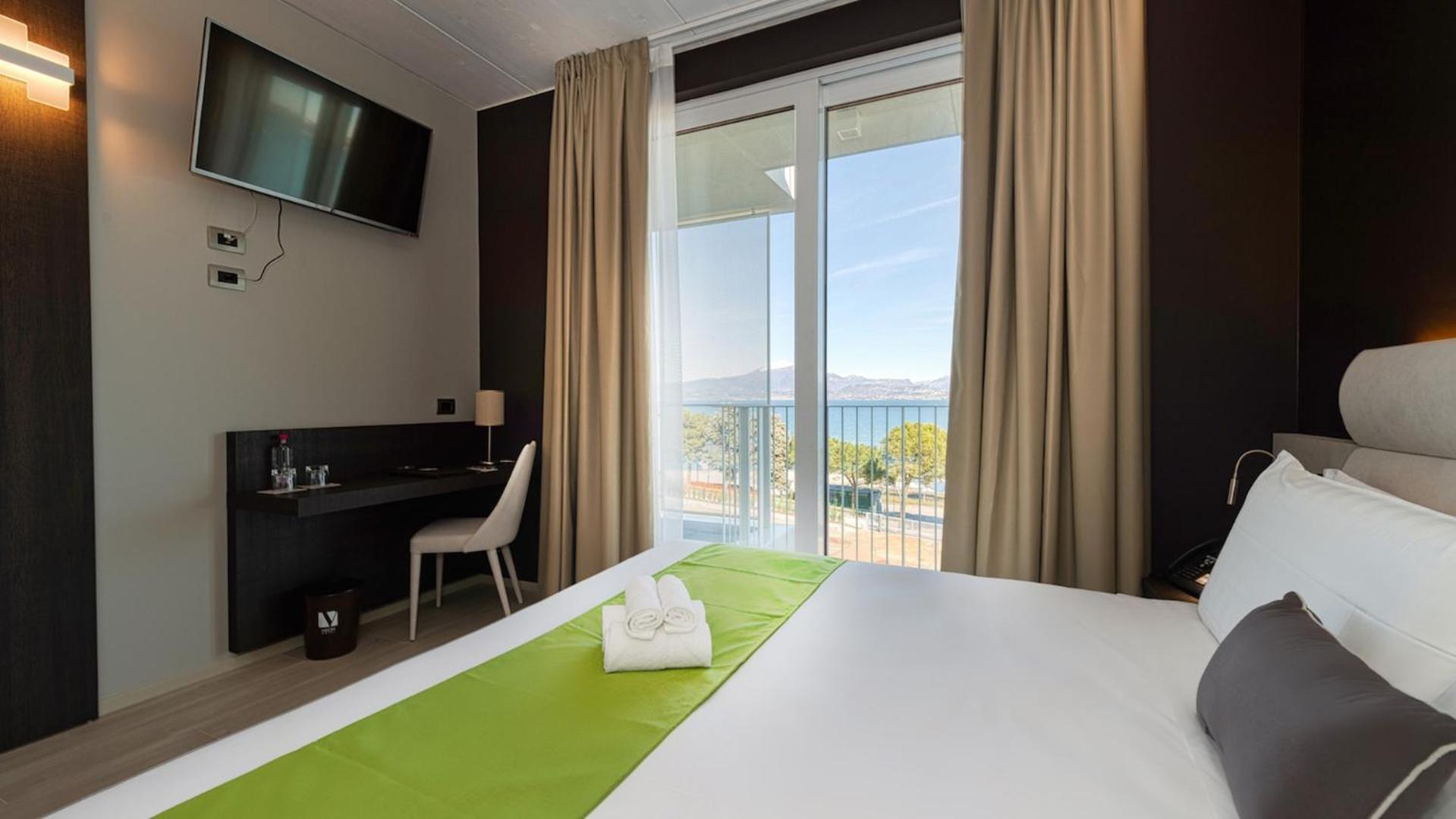 Superior Double or Twin Room with Lake View - Photo 2