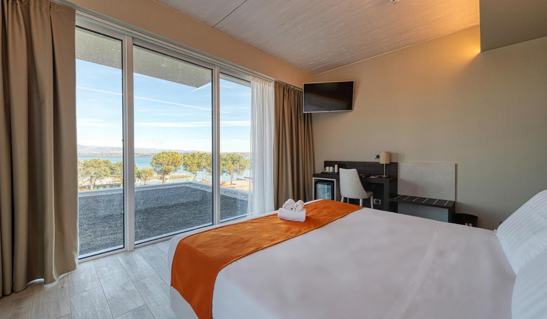 Superior Double or Twin Room with Lake View - Photo 5