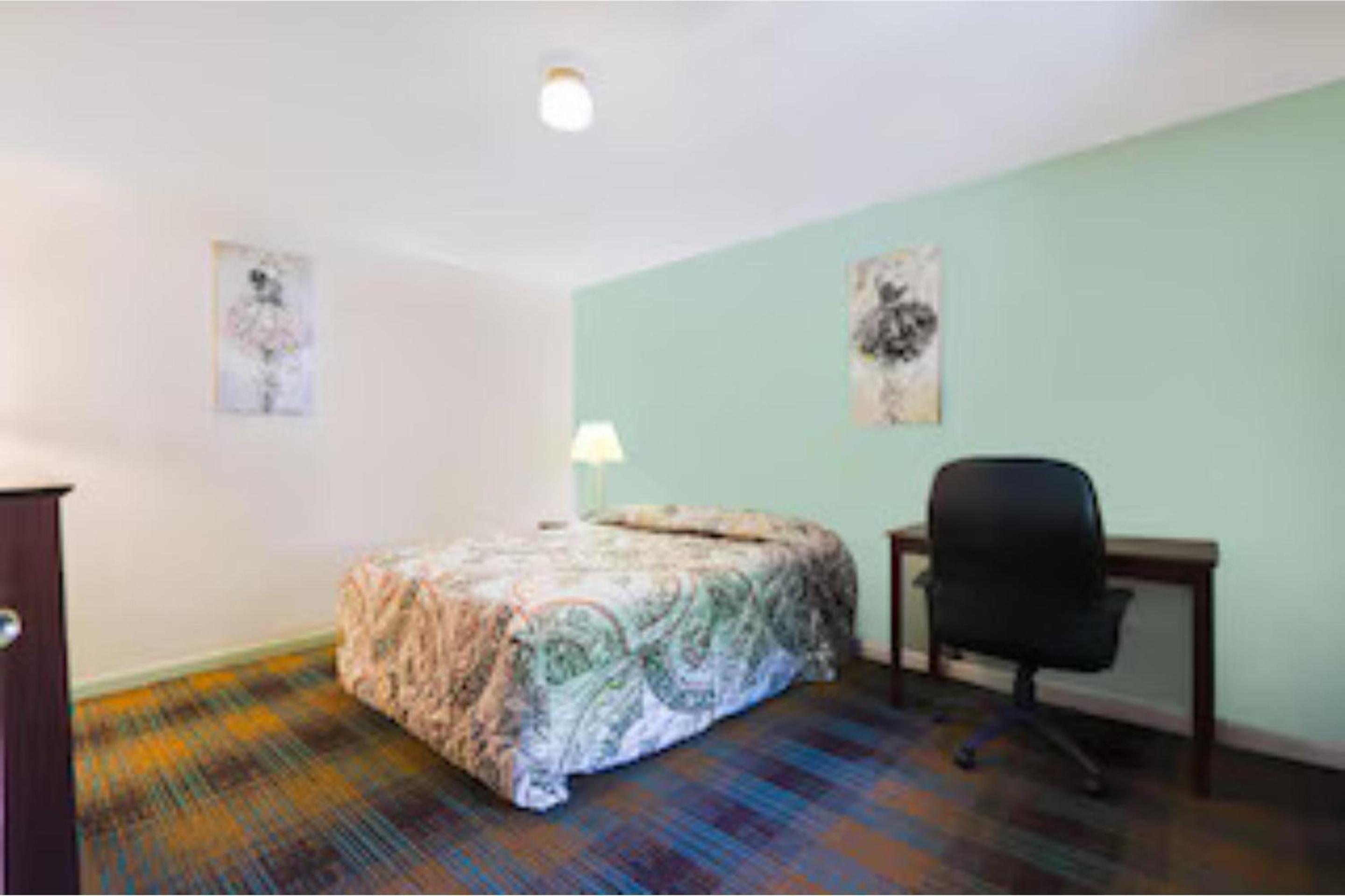 Full Bed Non-Smoking photo 1