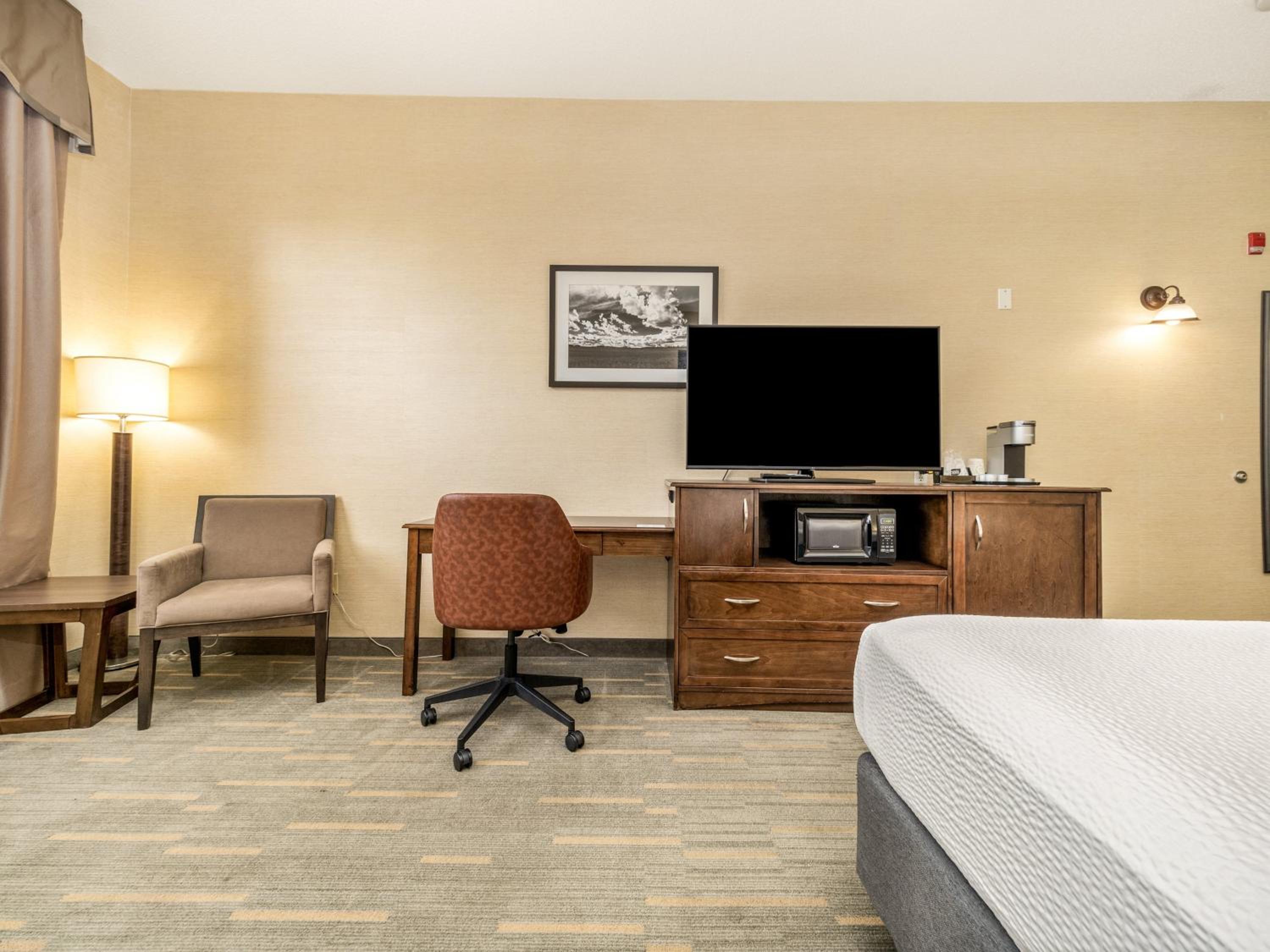 Standard King Room with Sofa Bed - Photo 6