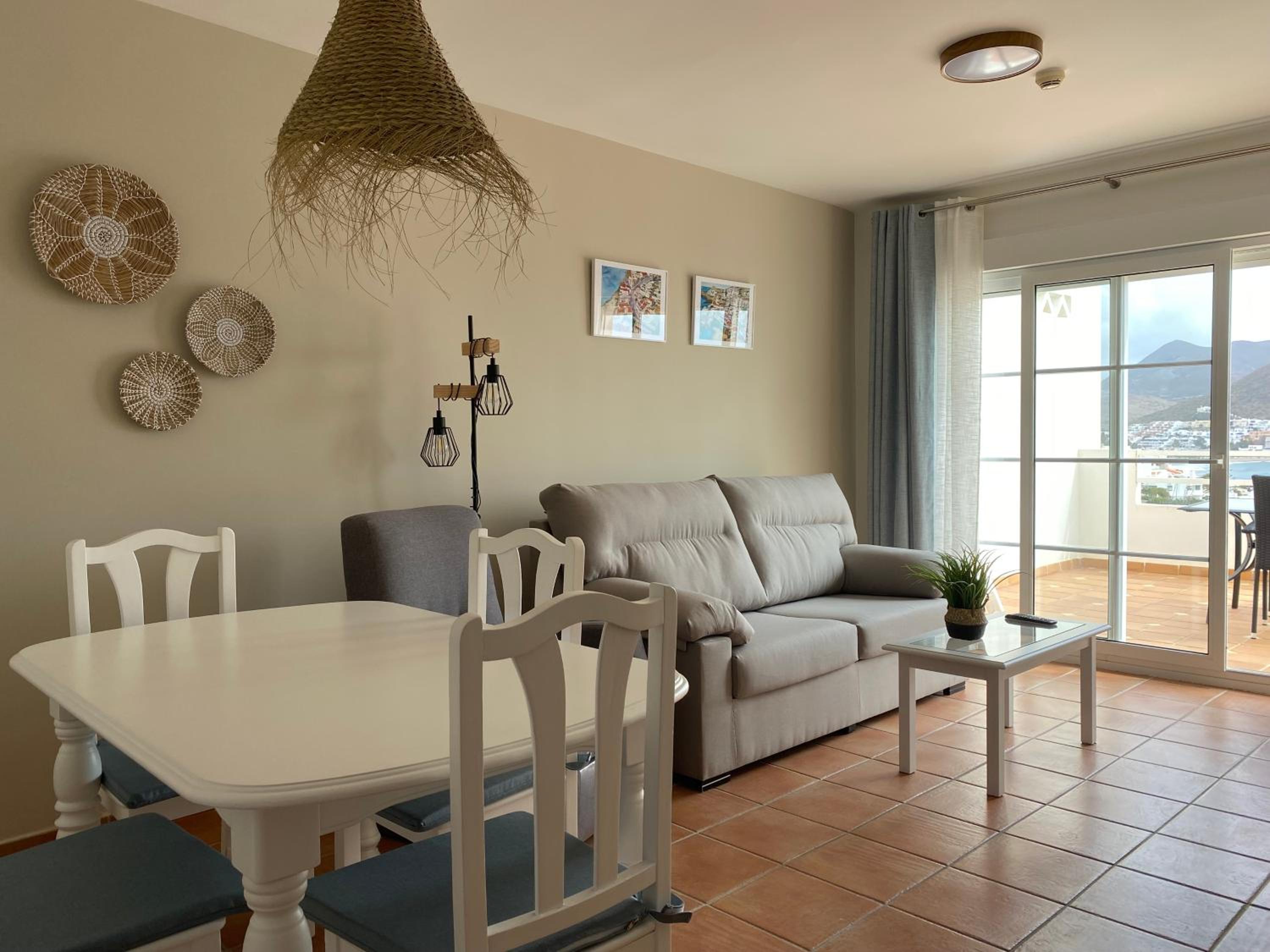 Apartamento moderno de dos dormitorios con terraza y vista.