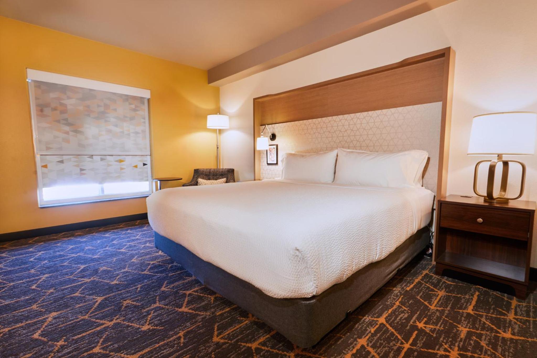 Standard King Room - Photo 13