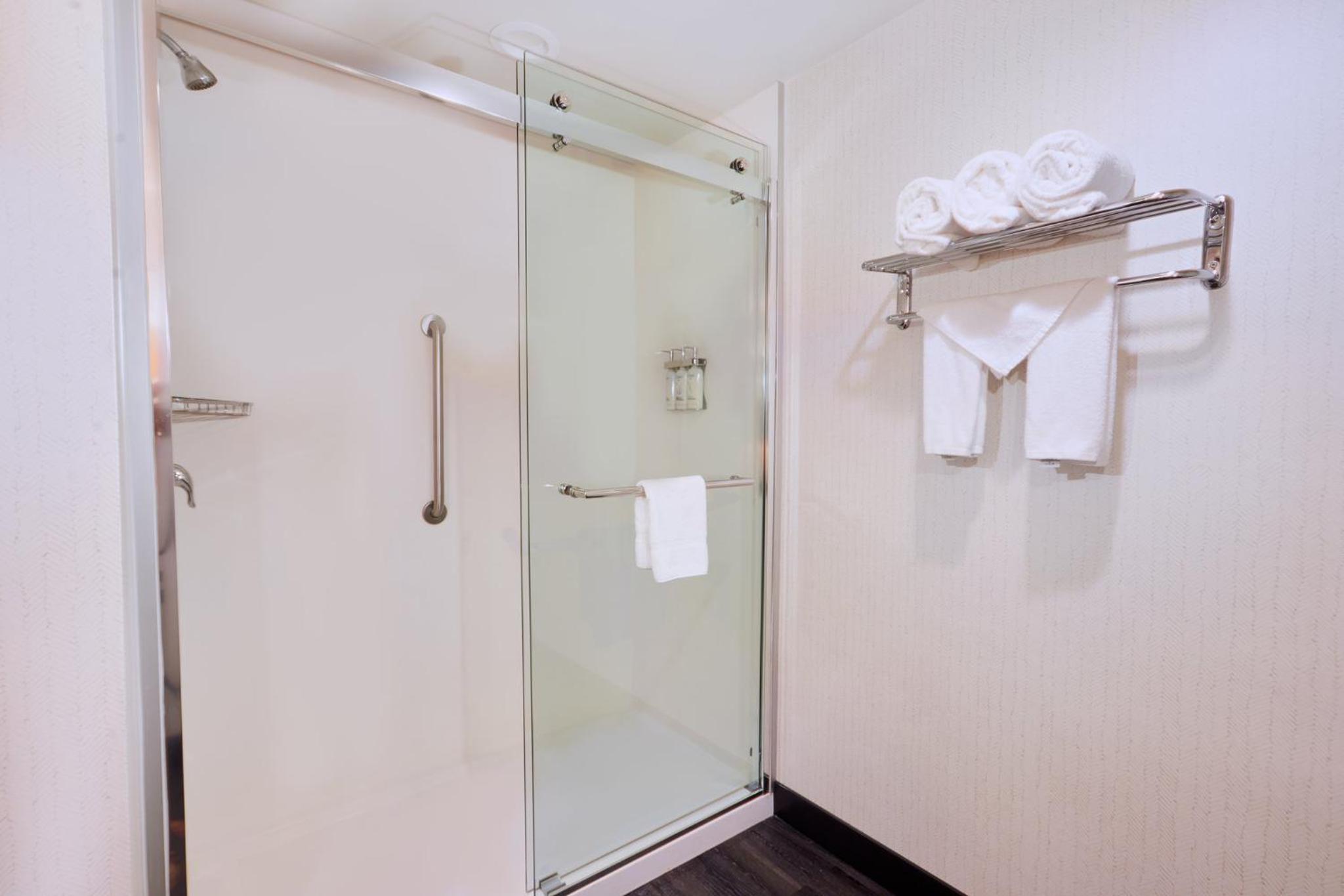 Standard King Room - Photo 14