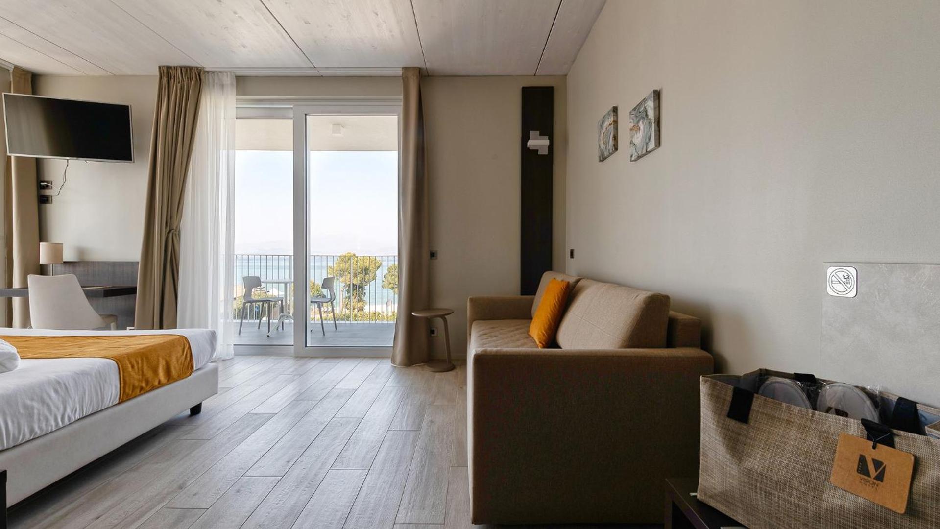 Junior Suite with Lake View - Photo 5