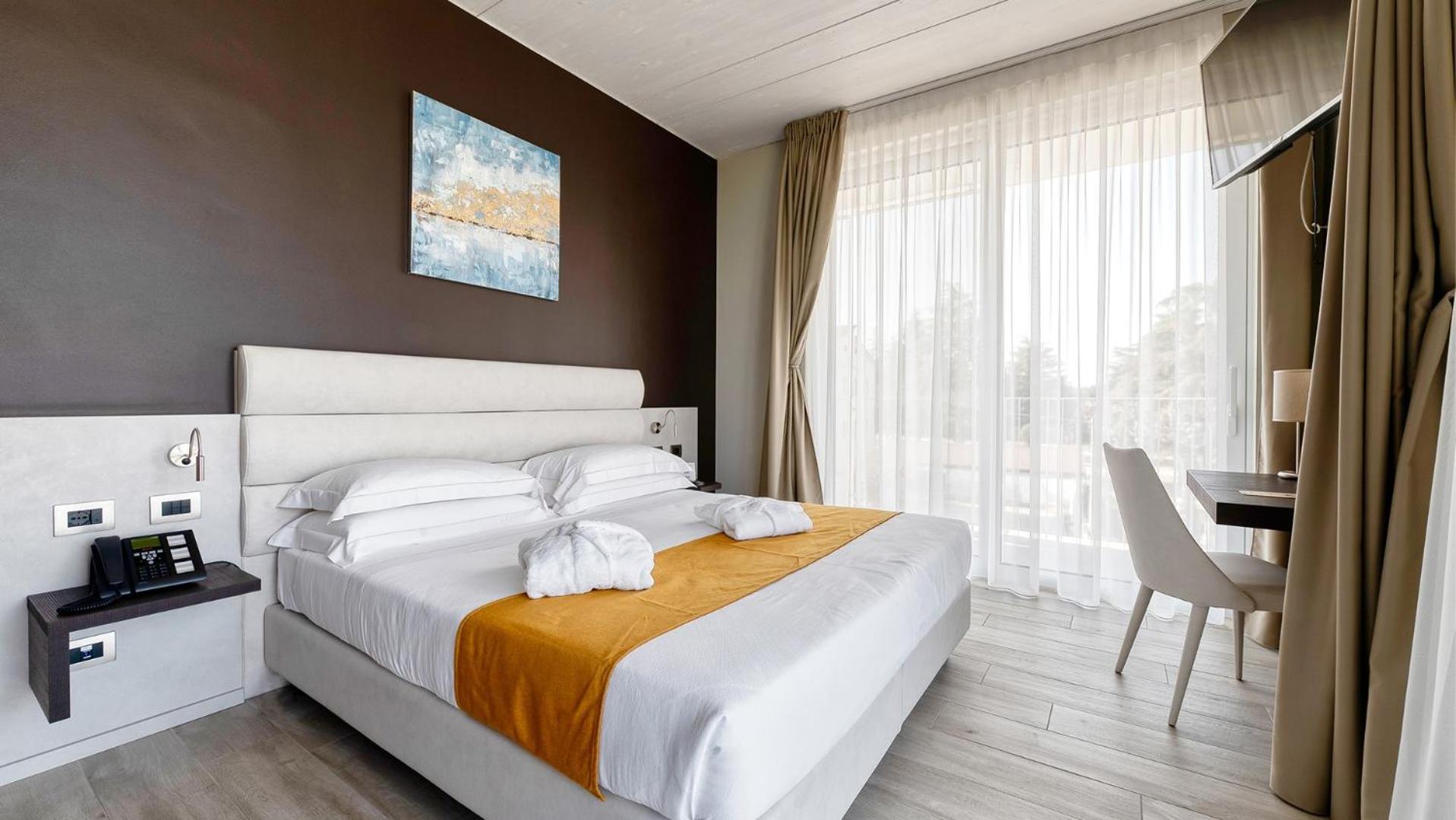 Junior Suite with Lake View - Photo 2