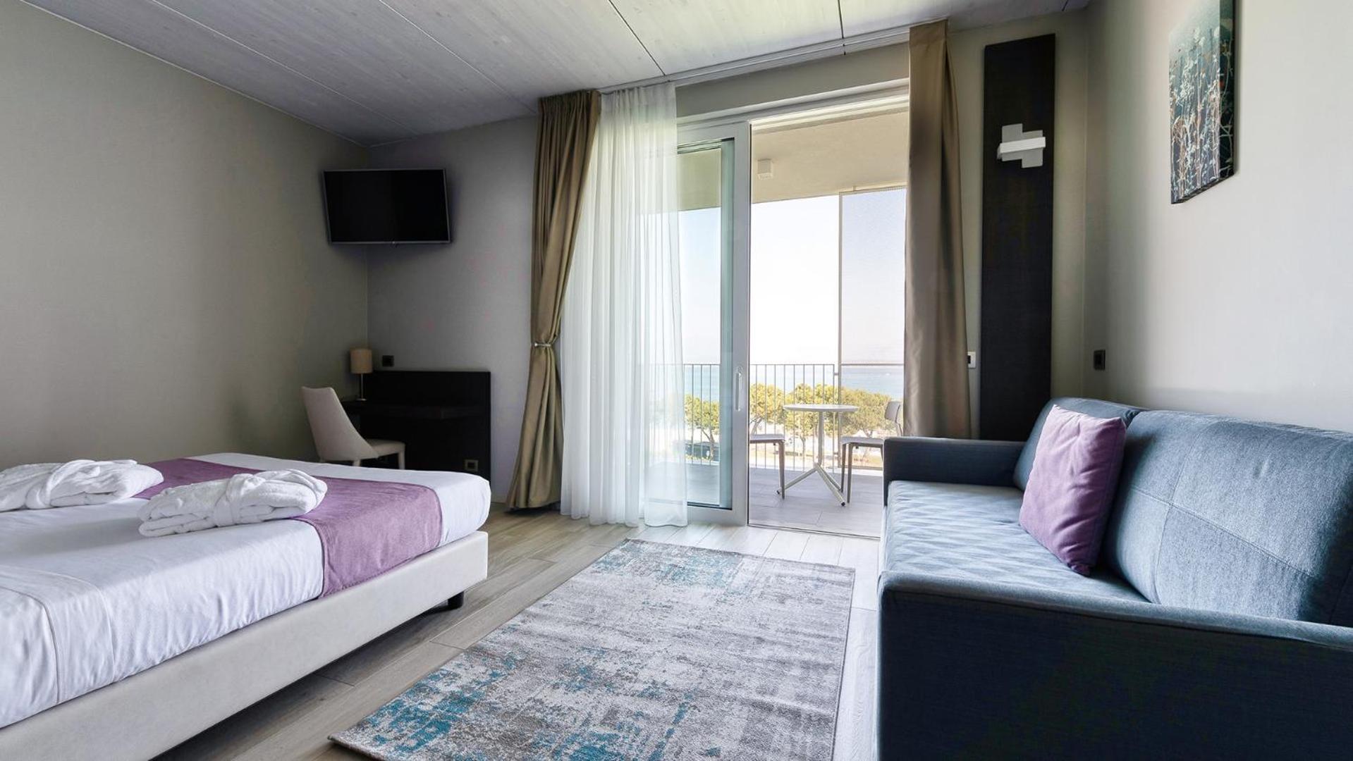 Junior Suite with Lake View - Photo 6