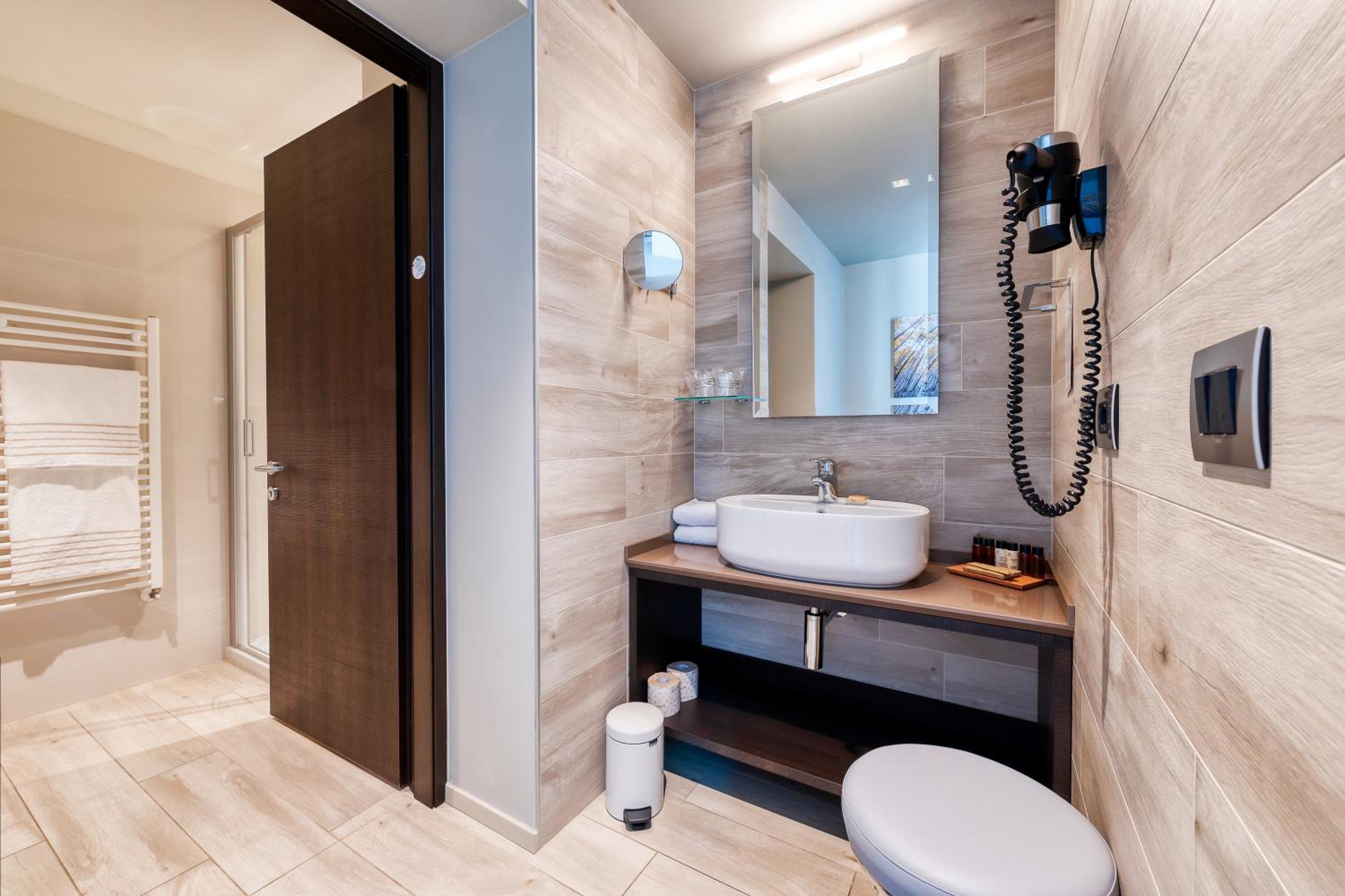 Junior Suite with Lake View - Photo 3