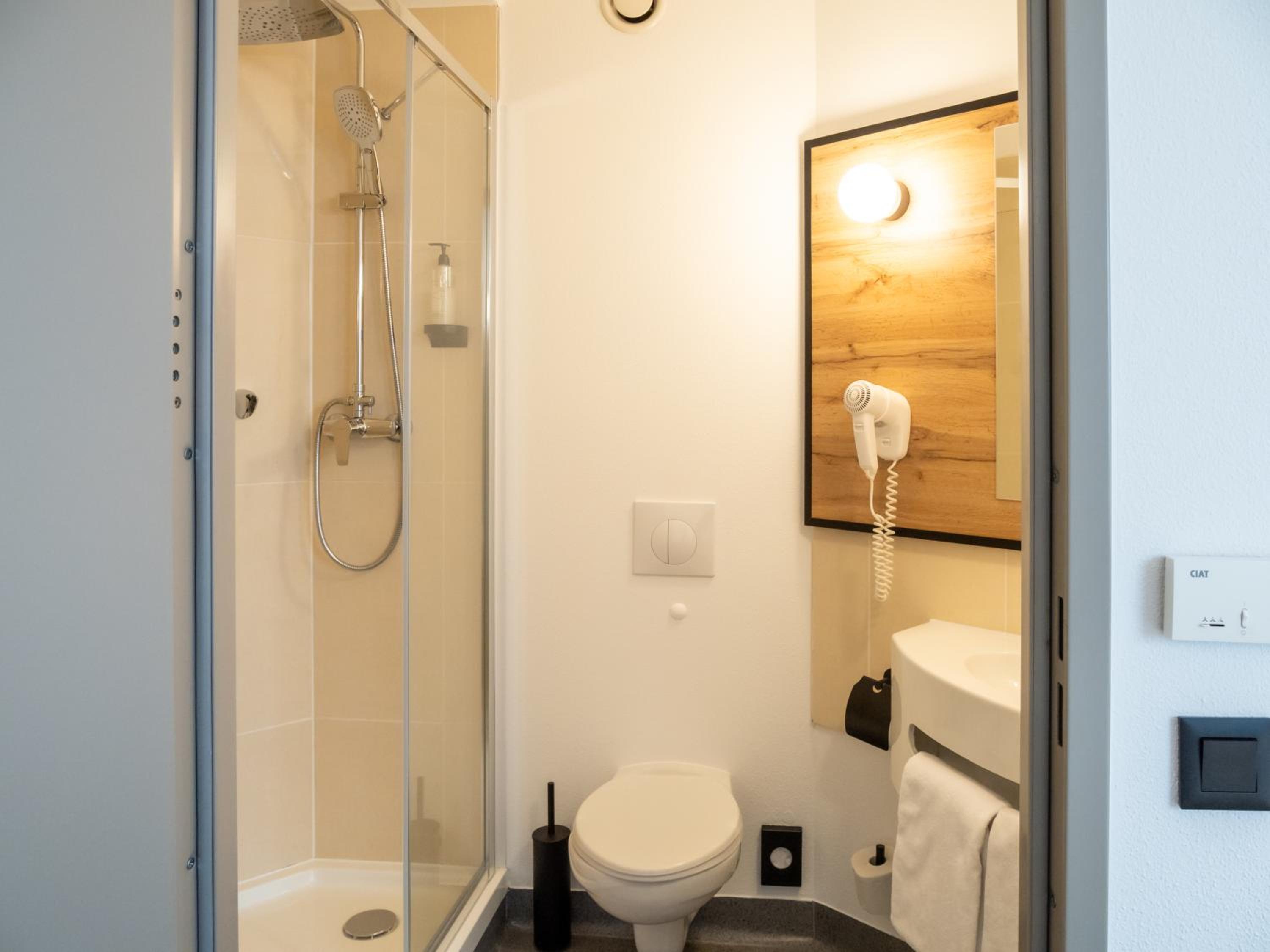 Premium Double Room - Photo 11