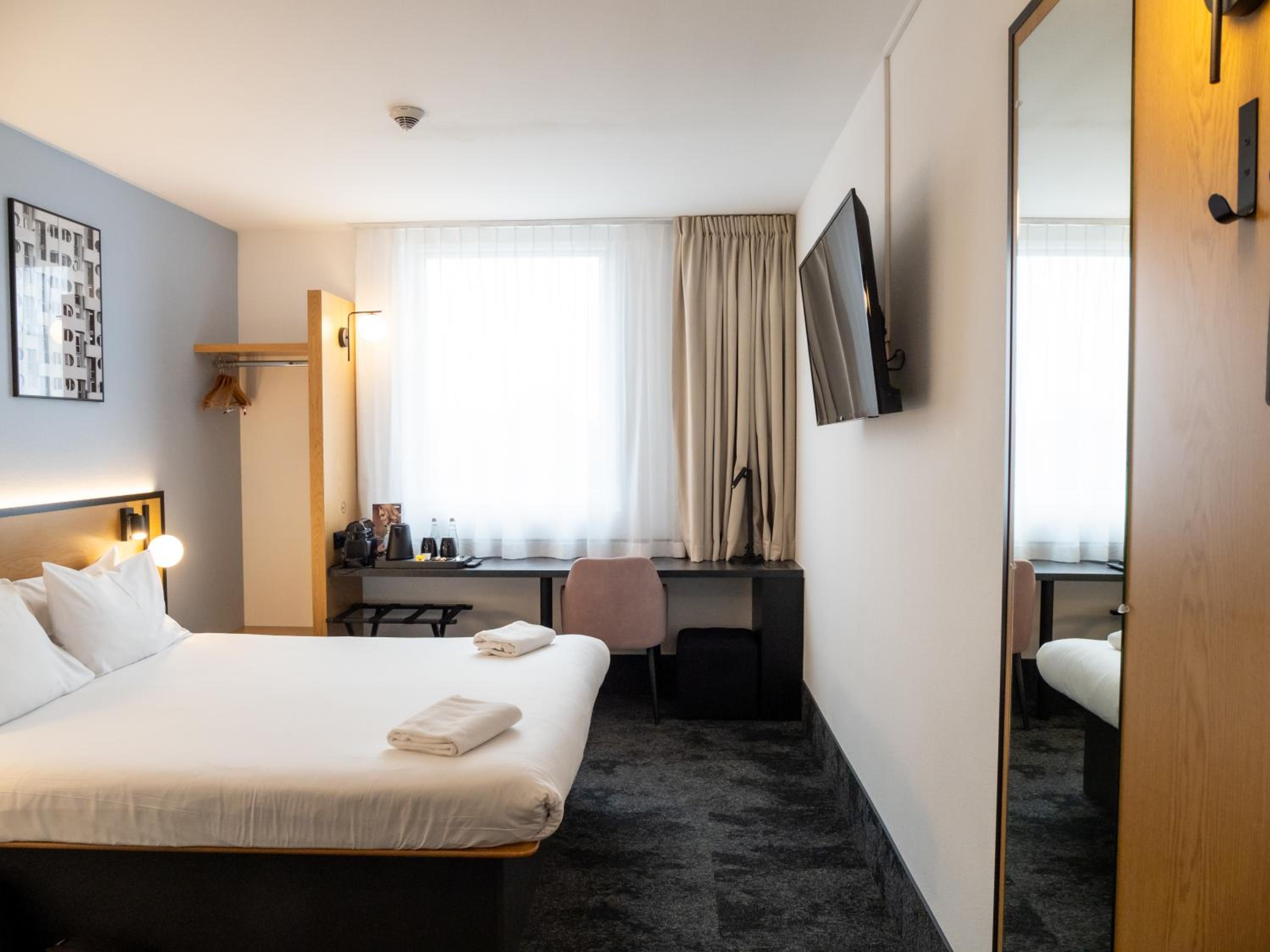 Premium Double Room - Photo 10