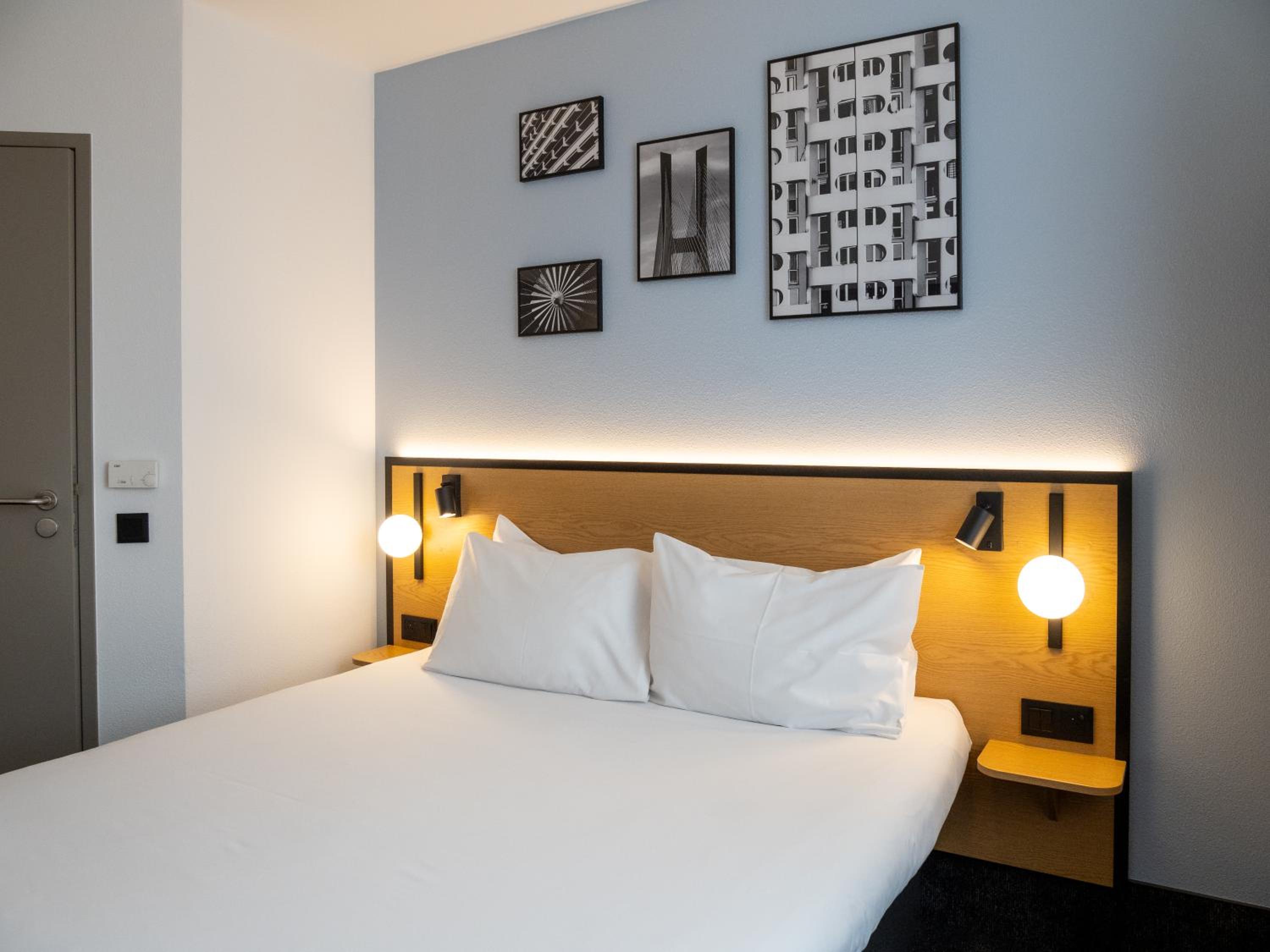 Premium Double Room - Photo 9
