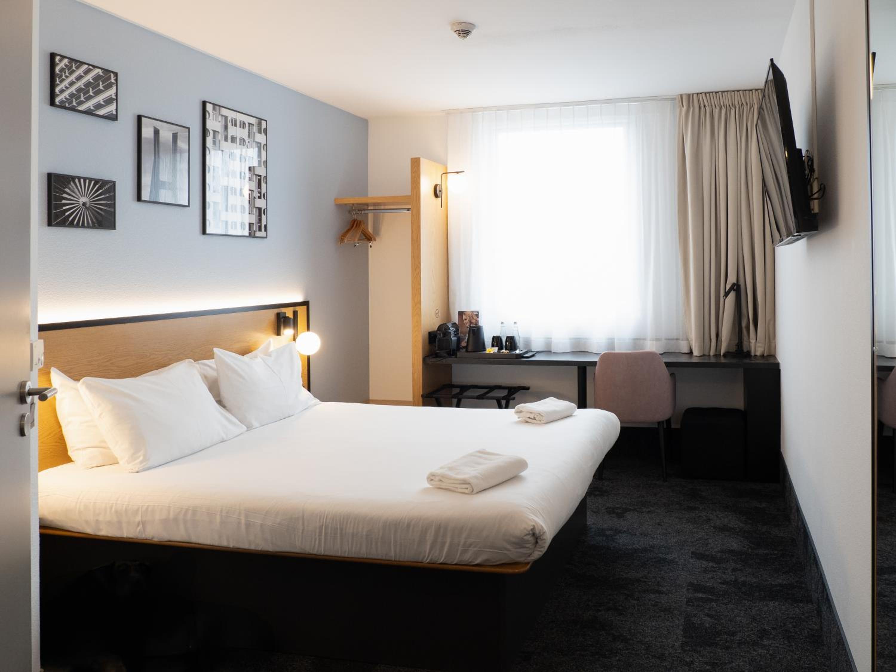 Premium Double Room - Photo 16