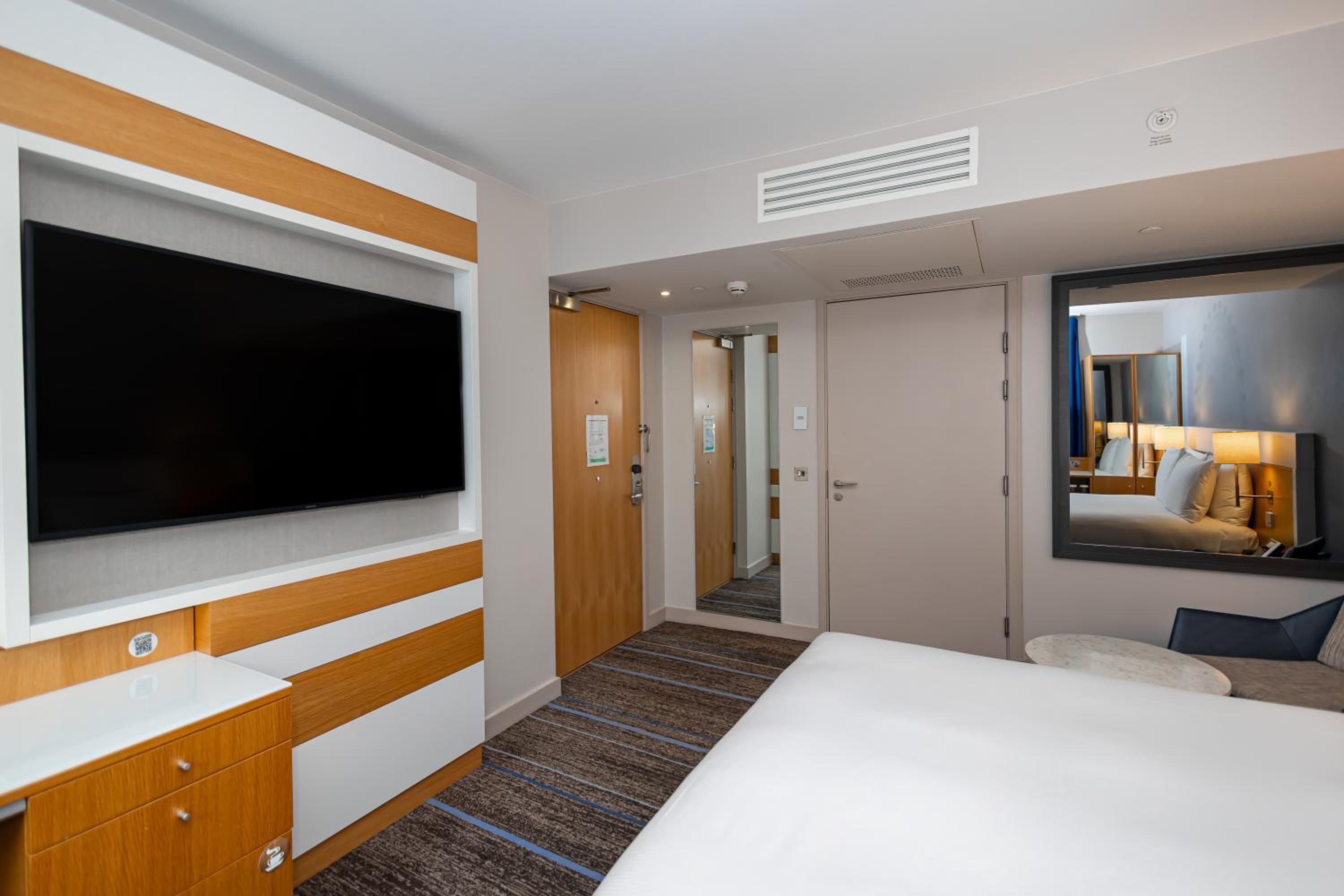 Queen Room - Accessible photo 1