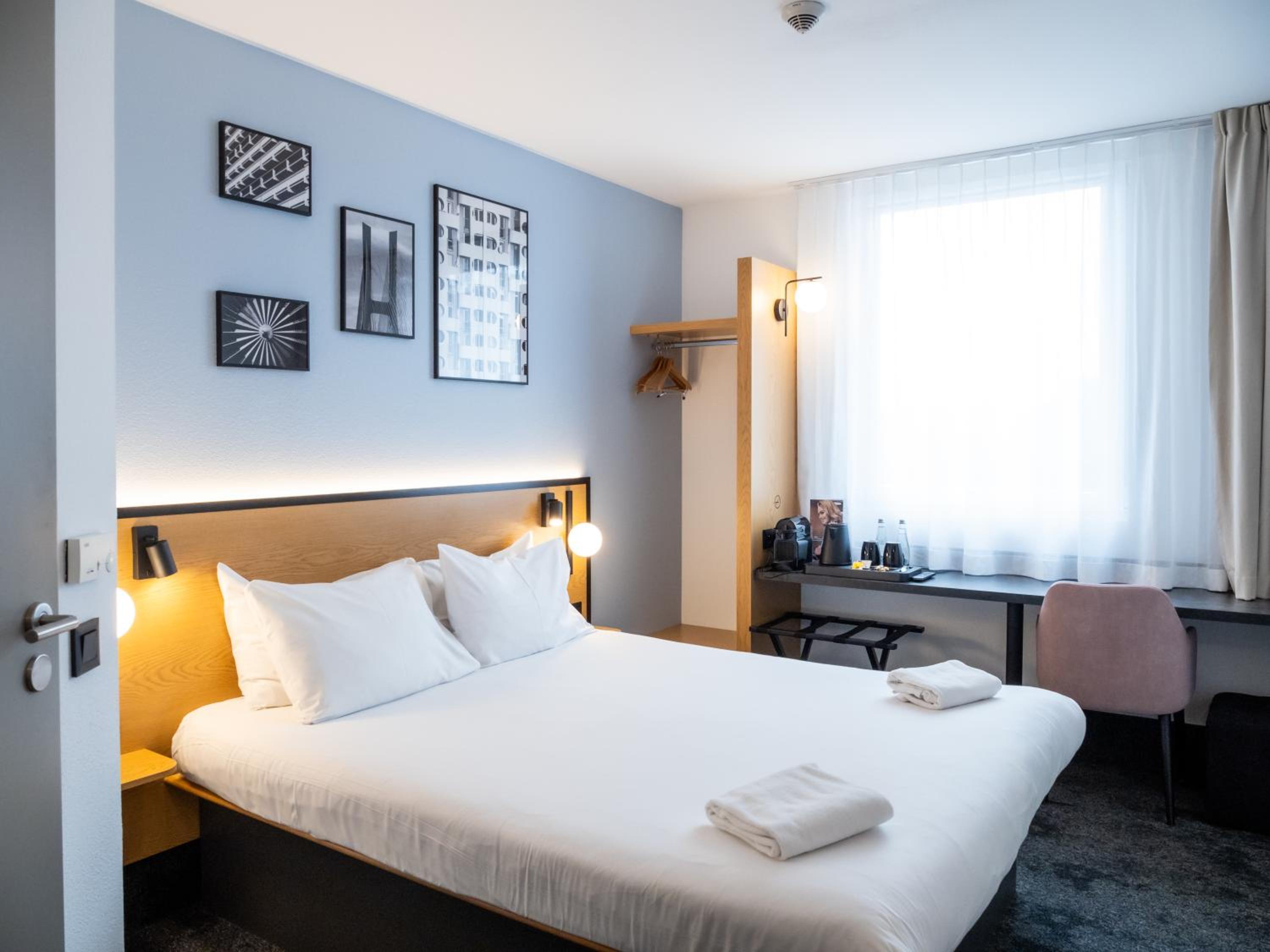 Premium Double Room - Photo 15