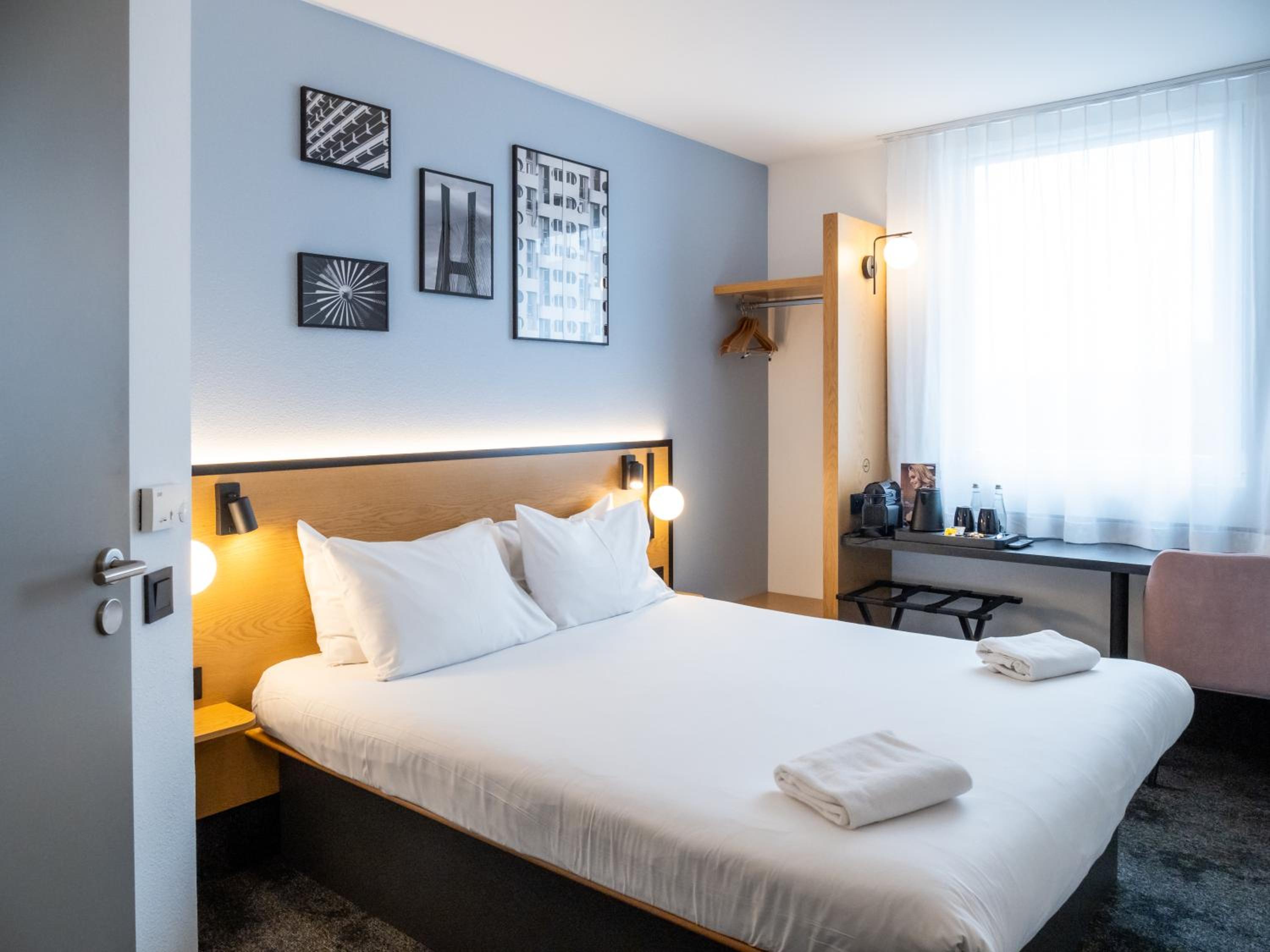 Premium Double Room - Photo 13