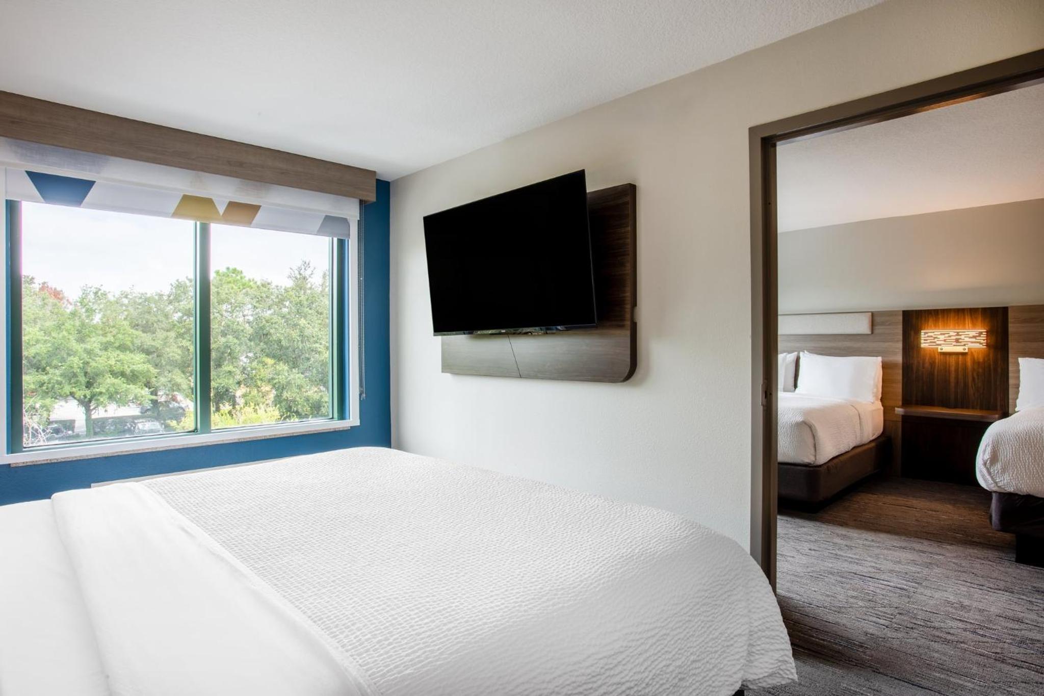 Suite with One King Bed and Two Queen Beds - Photo 3