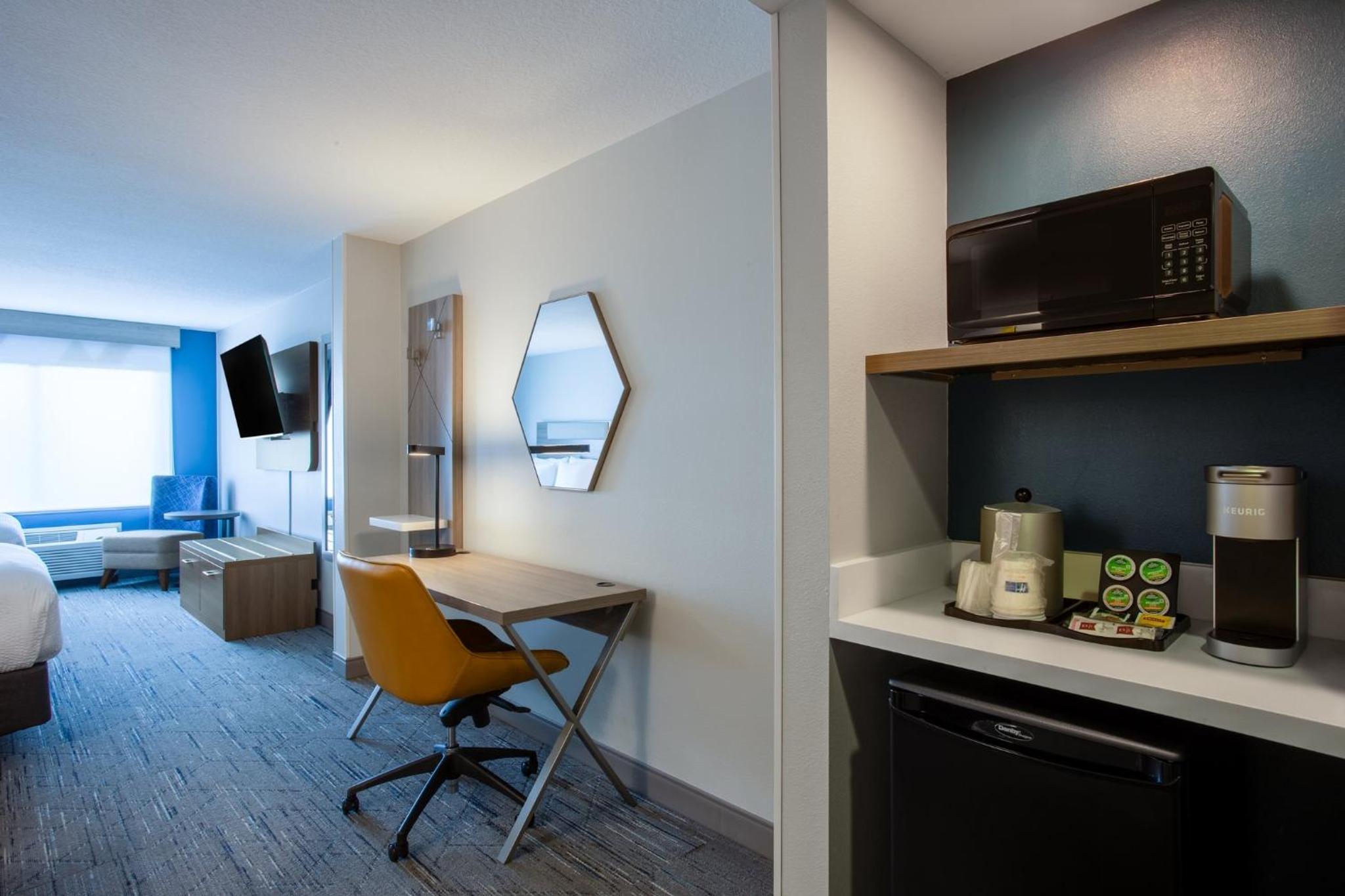 Standard Room with Two Queen Beds - Photo 1