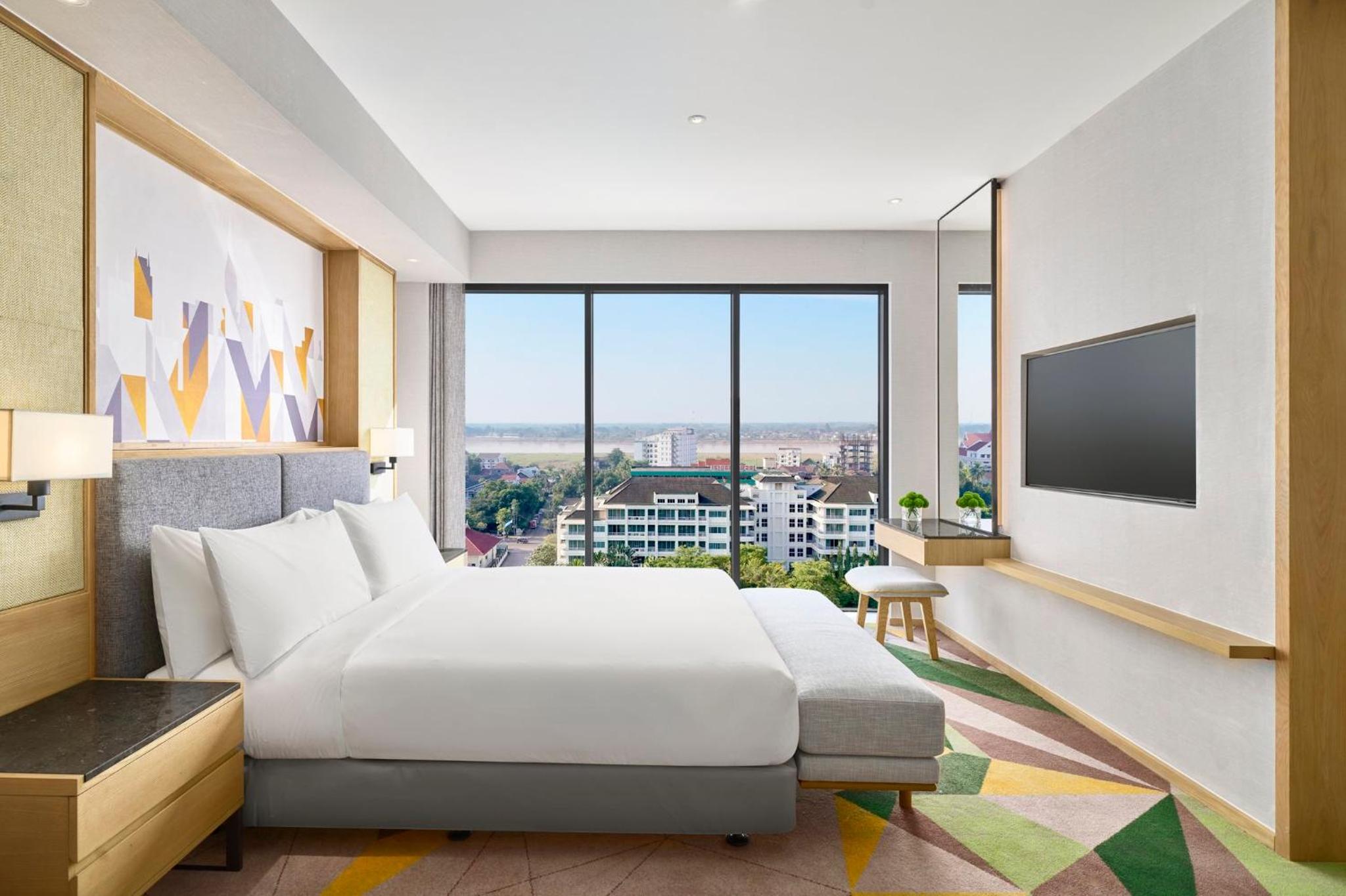 One-Bedroom Suite with Mekong View/Kitchenette/Washer/Dryer - Photo 2