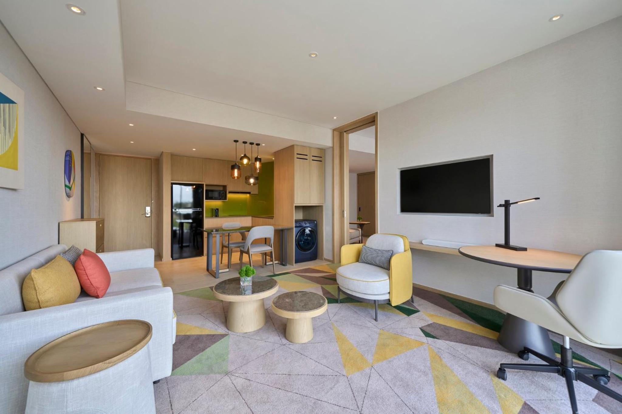 One-Bedroom Suite with Mekong View/Kitchenette/Washer/Dryer - Photo 4