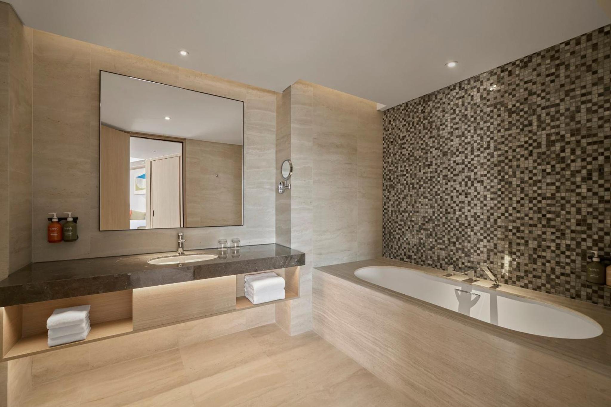 One-Bedroom Suite with Mekong View/Kitchenette/Washer/Dryer - Photo 1