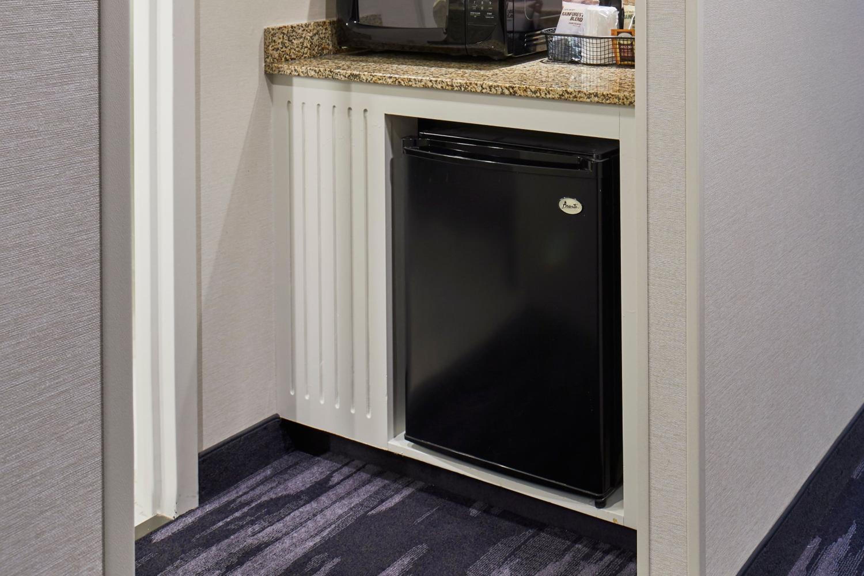 King Room with Adapted Tub - Mobility and Hearing Accessible - Photo 3